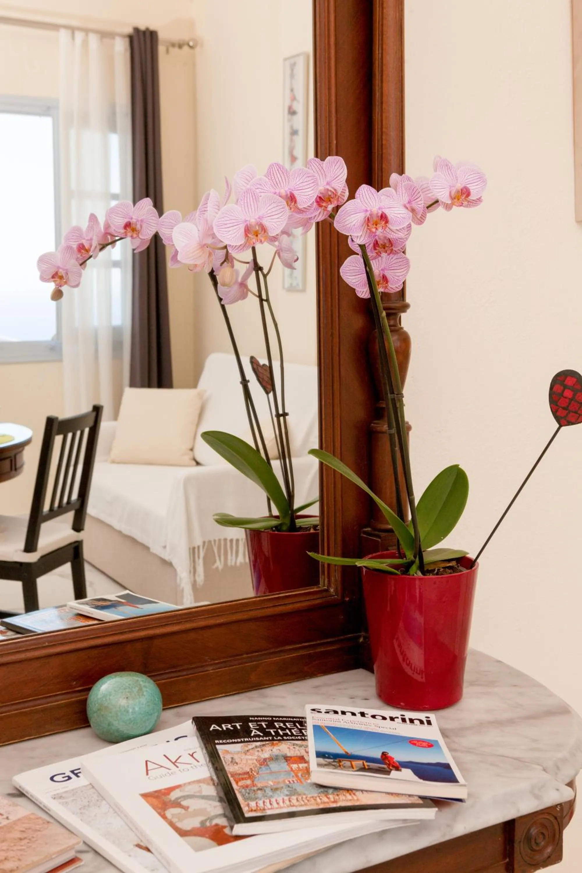 Decorative detail in Luna Rossa Santorini