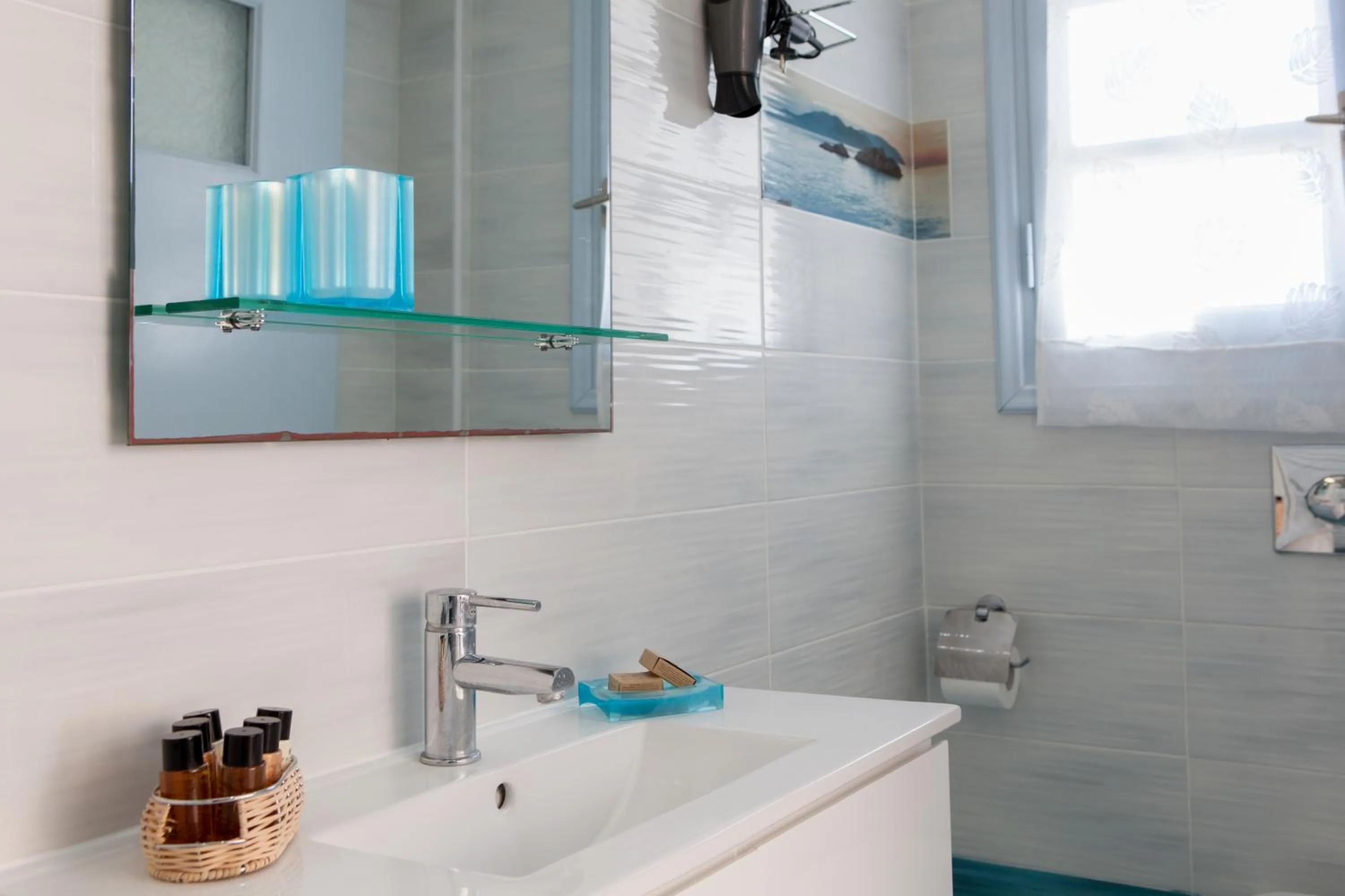 Shower in Luna Rossa Santorini