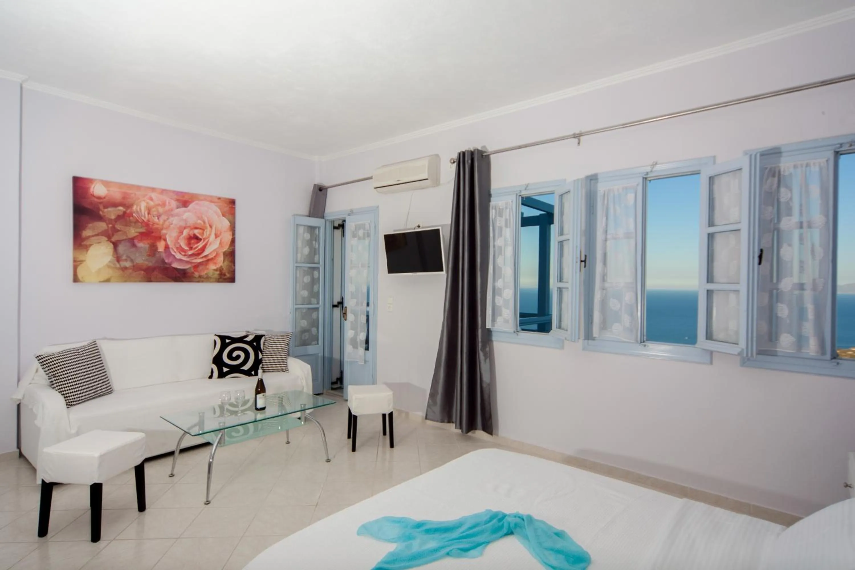 Bed in Luna Rossa Santorini