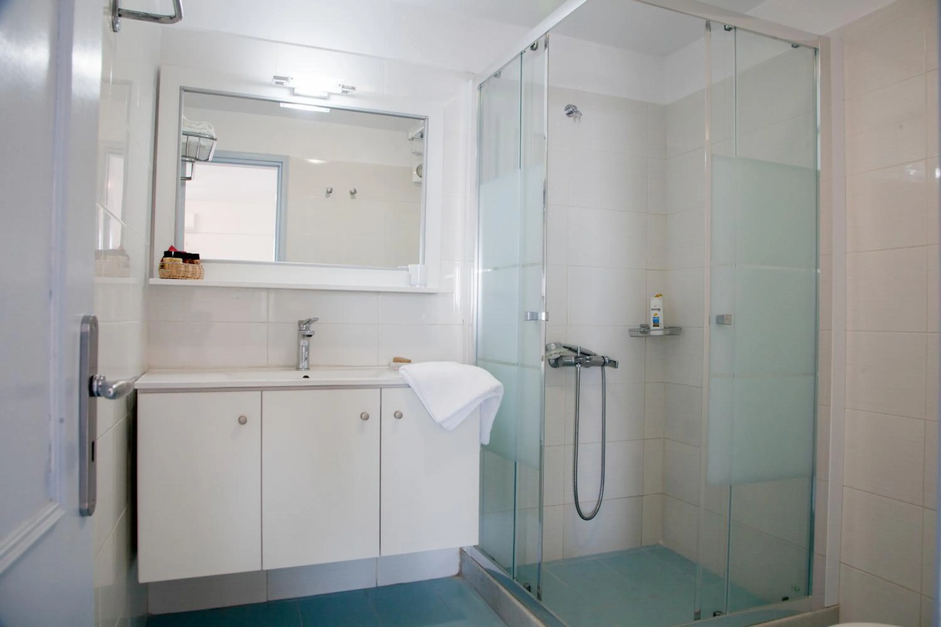 Shower in Luna Rossa Santorini