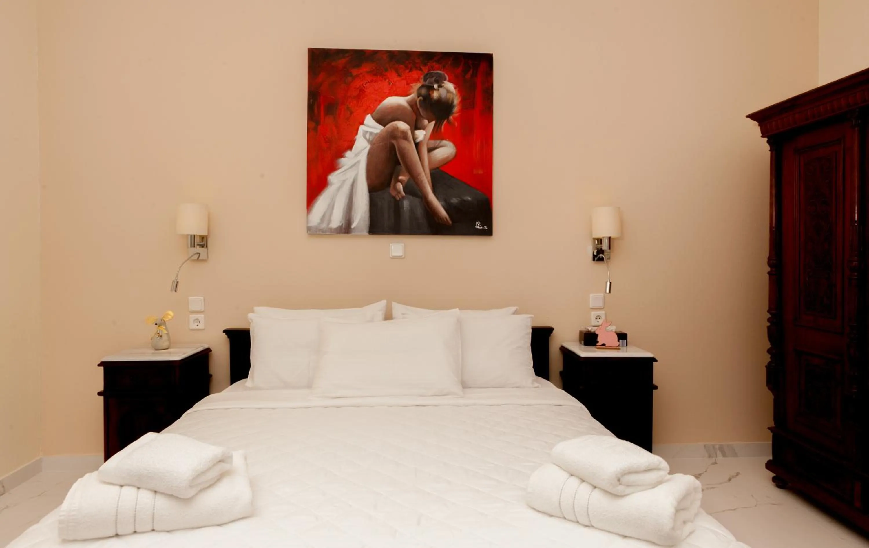 Bed in Luna Rossa Santorini