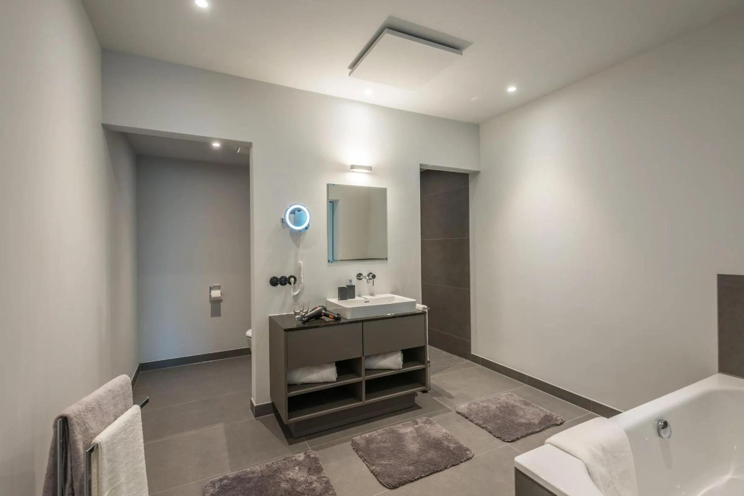 Bathroom in Golden Ball, Exclusive Serviced Apartments Munich