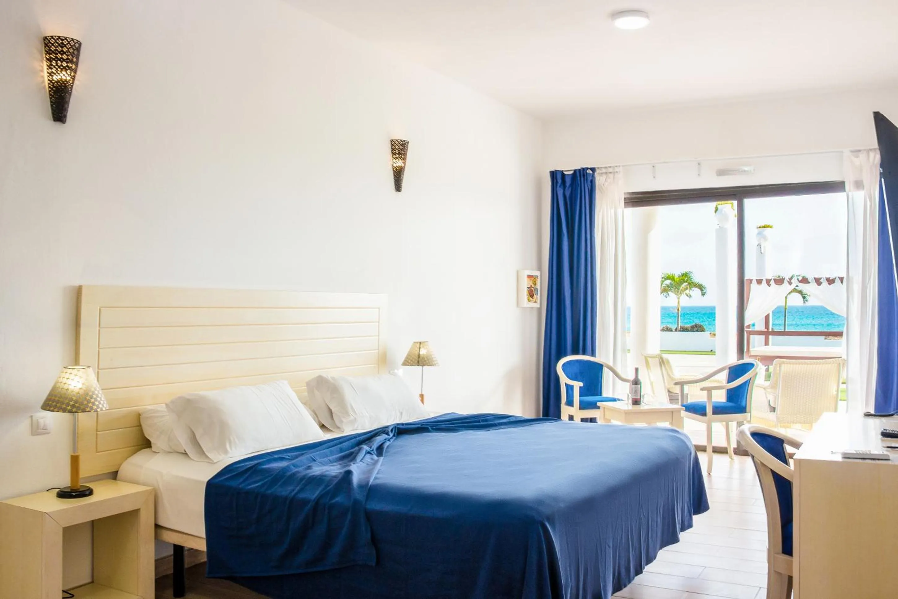 Photo of the whole room, Bed in Hotel LIVVO Budha Beach