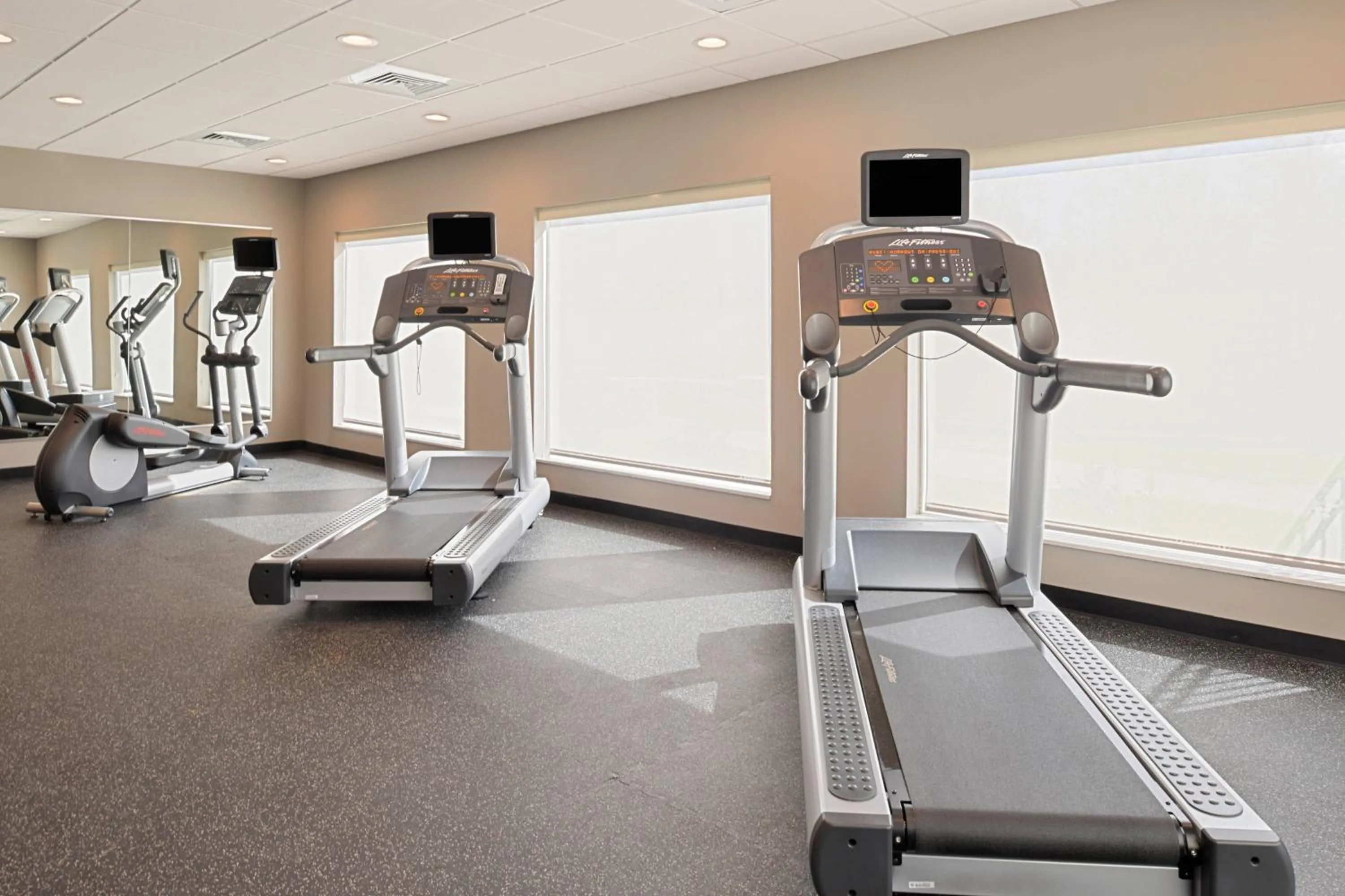 Fitness centre/facilities in TownePlace Suites by Marriott Laplace