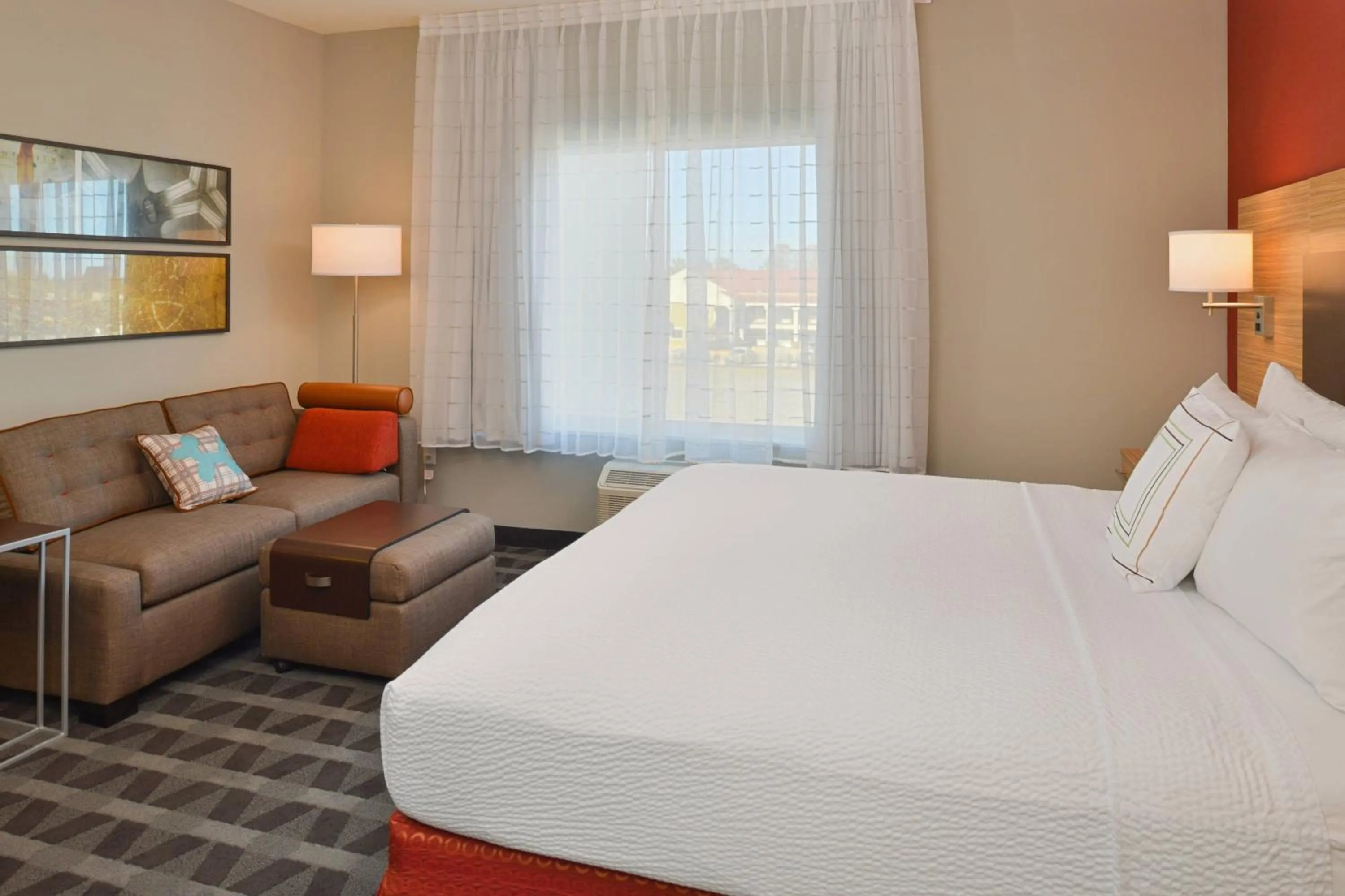 Living room, Bed in TownePlace Suites by Marriott Laplace