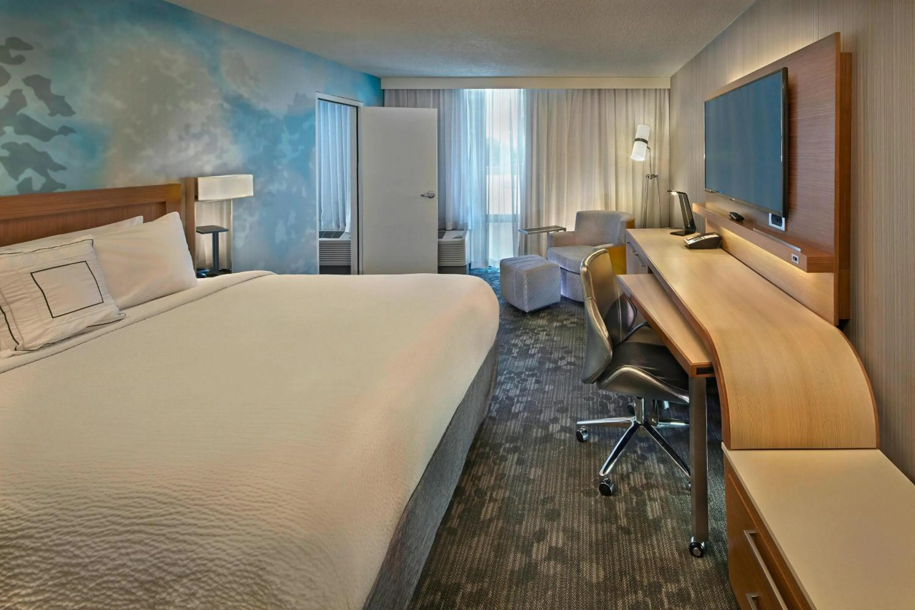 Bedroom, Bed in Courtyard by Marriott Philadelphia City Avenue