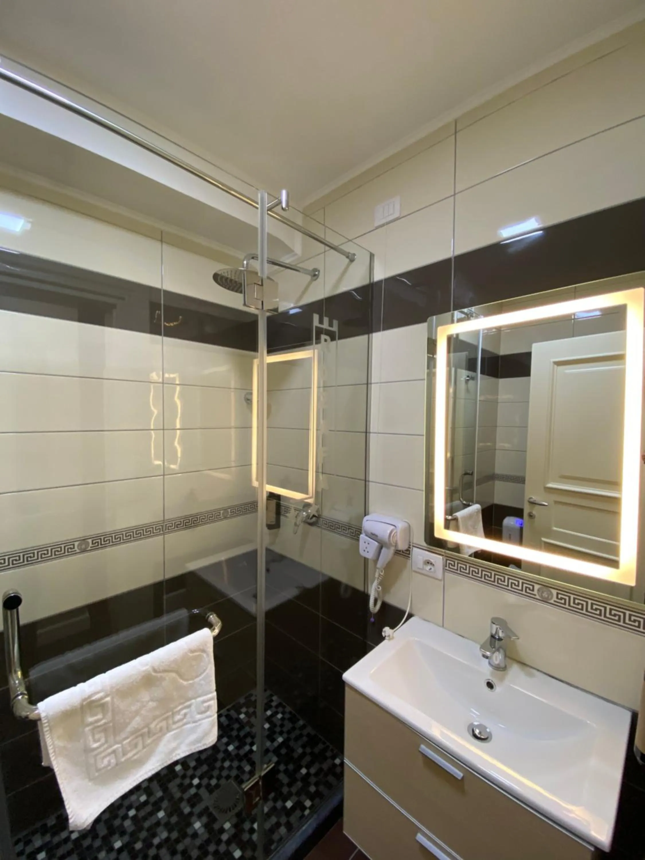 Shower in Rozafa Hotel