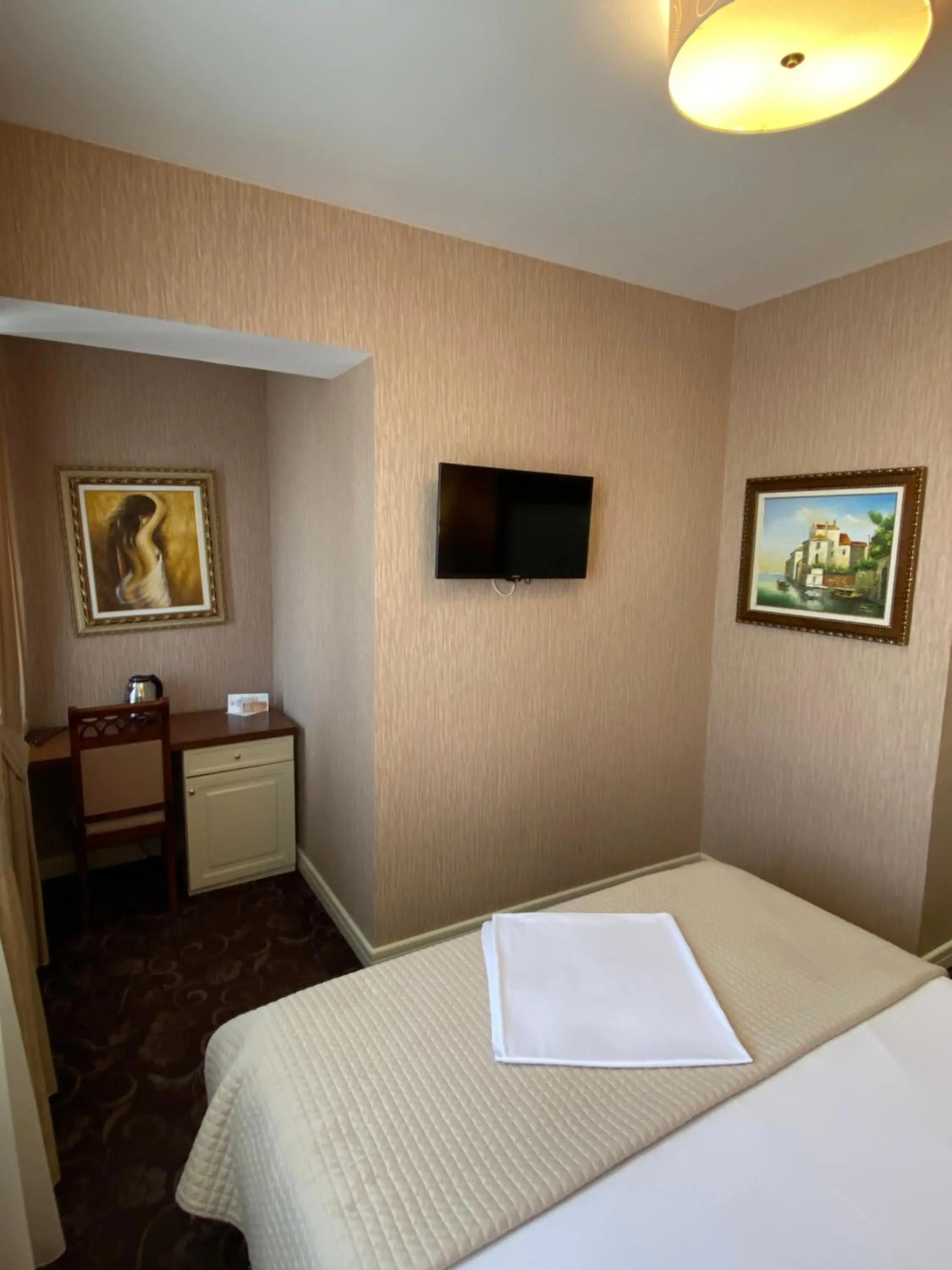 TV and multimedia, Bed in Rozafa Hotel