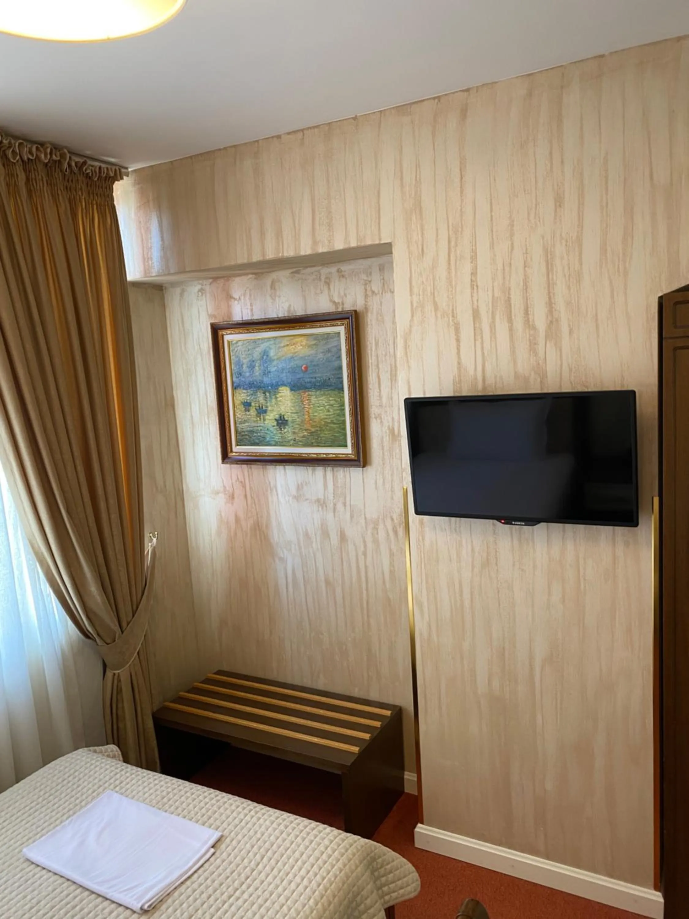 TV and multimedia, Bed in Rozafa Hotel