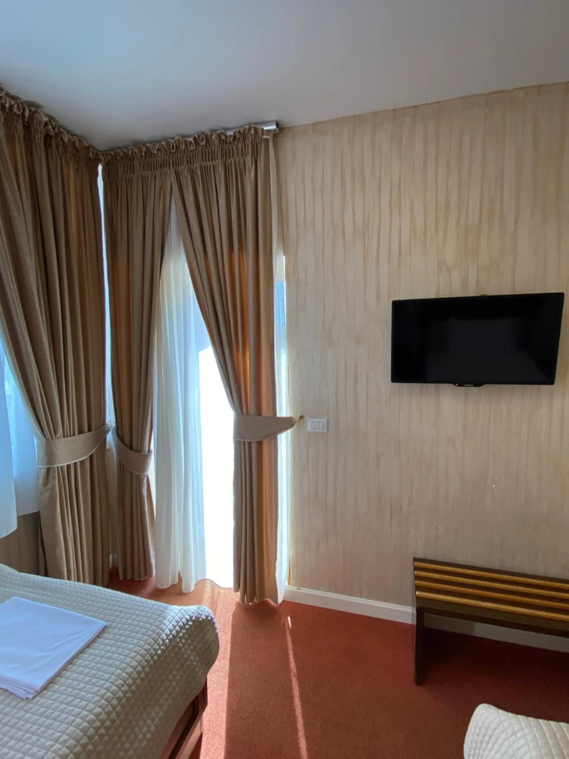 TV and multimedia, Bed in Rozafa Hotel