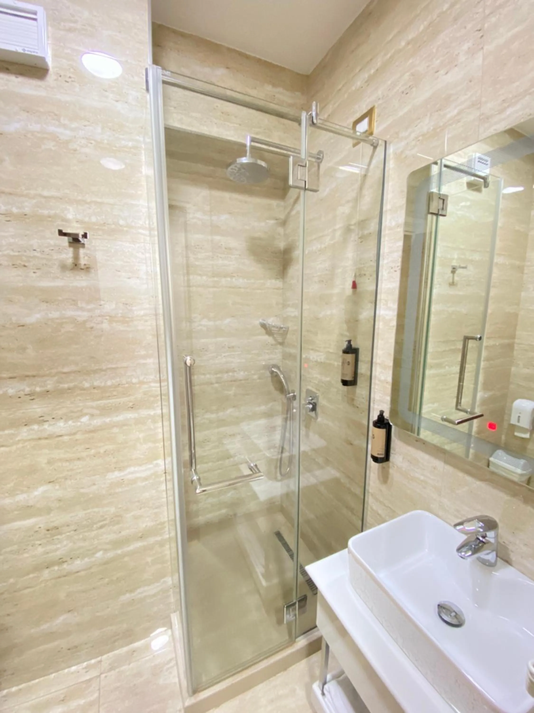 Shower in Rozafa Hotel