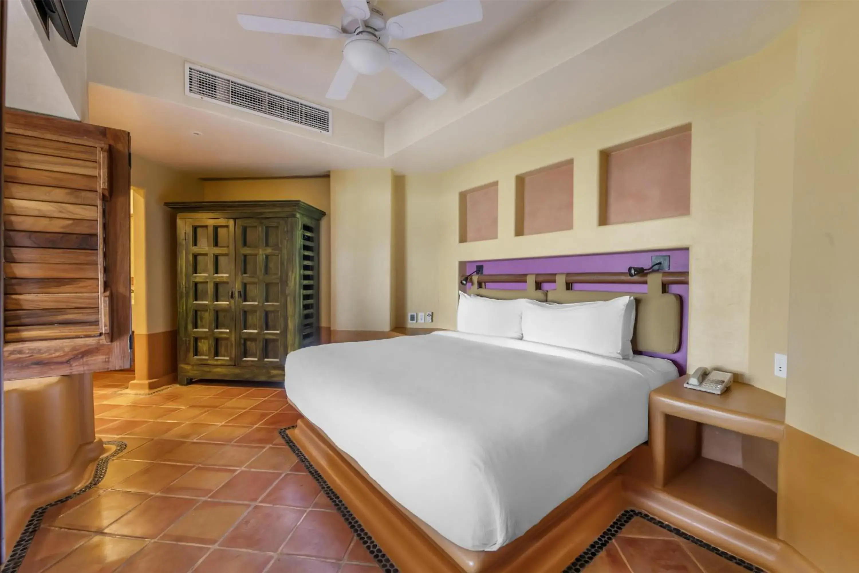 One-Bedroom King Suite with Two Baths and Plunge Pool in Hilton Grand Vacations Club Zihuatanejo One-Bedroom King Suite with Two Baths and Plunge Pool in Hilton Grand Vacations Club Zihuatanejo