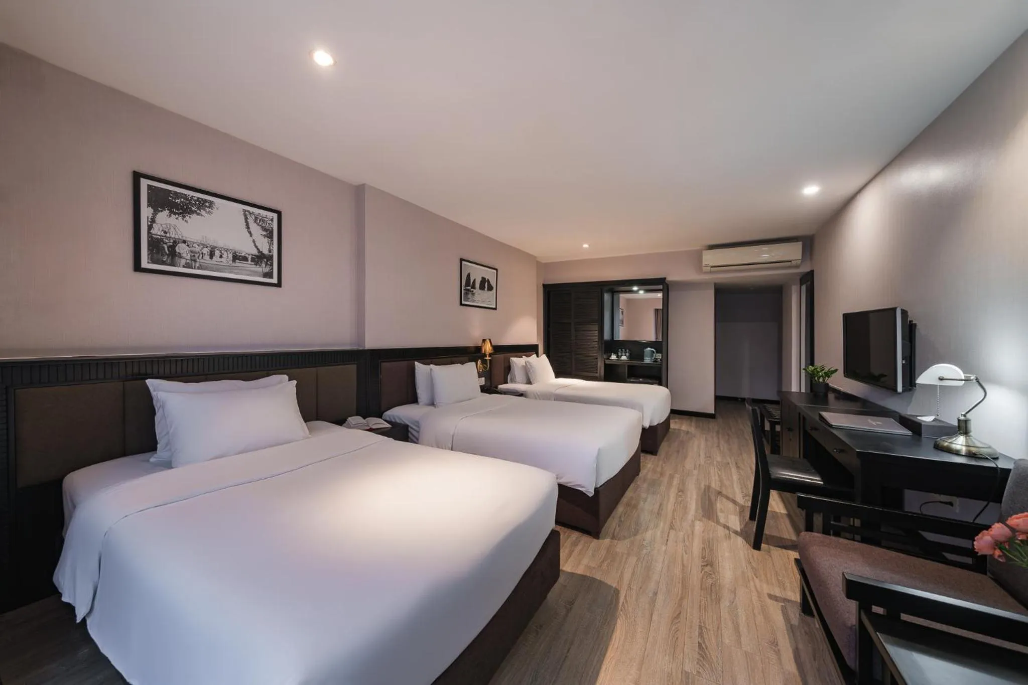 room service, Bed in La Passion Classic Hotel