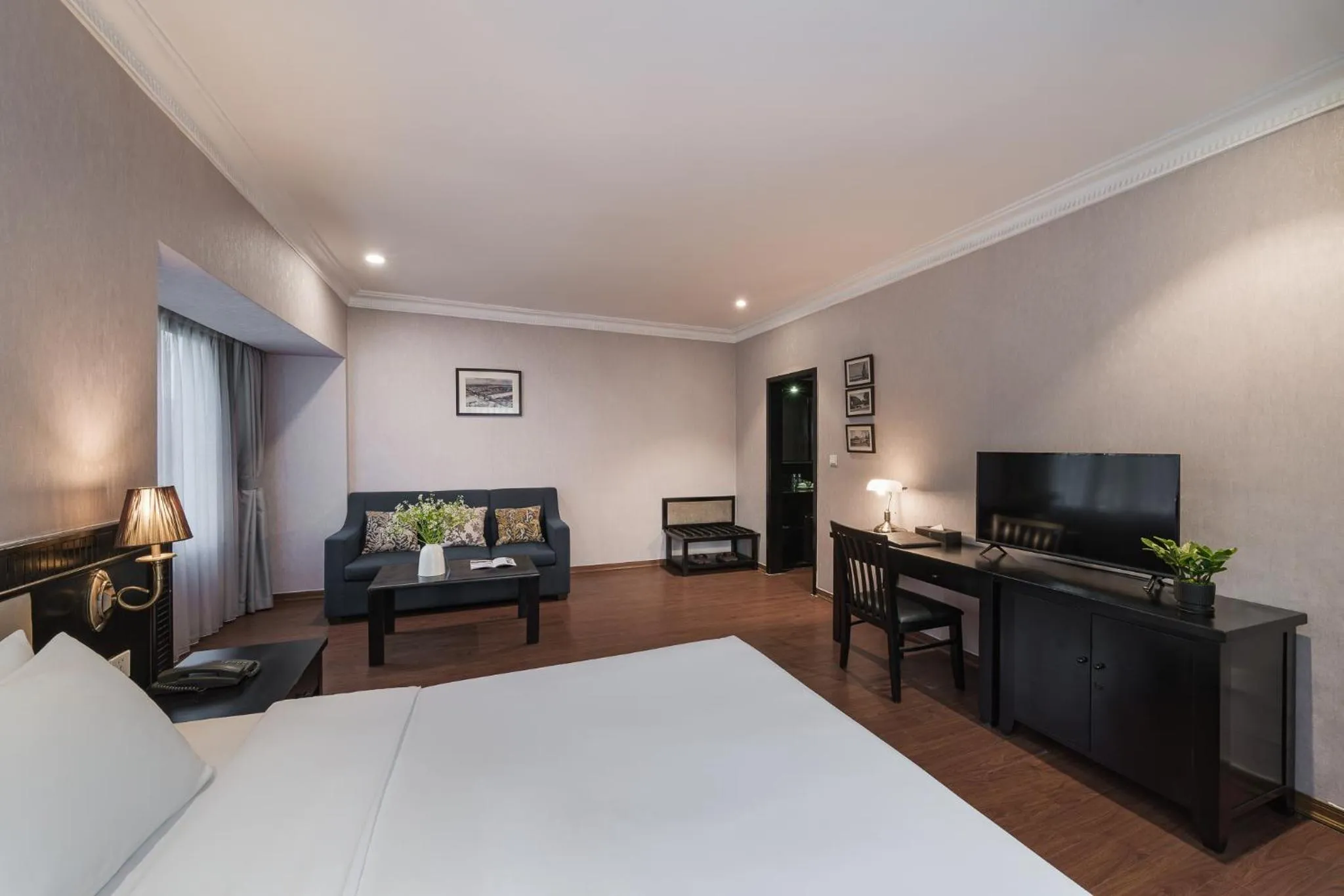 room service, Bed in La Passion Classic Hotel