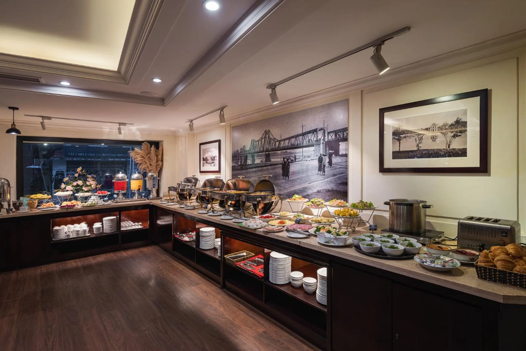 Restaurant/places to eat in La Passion Classic Hotel