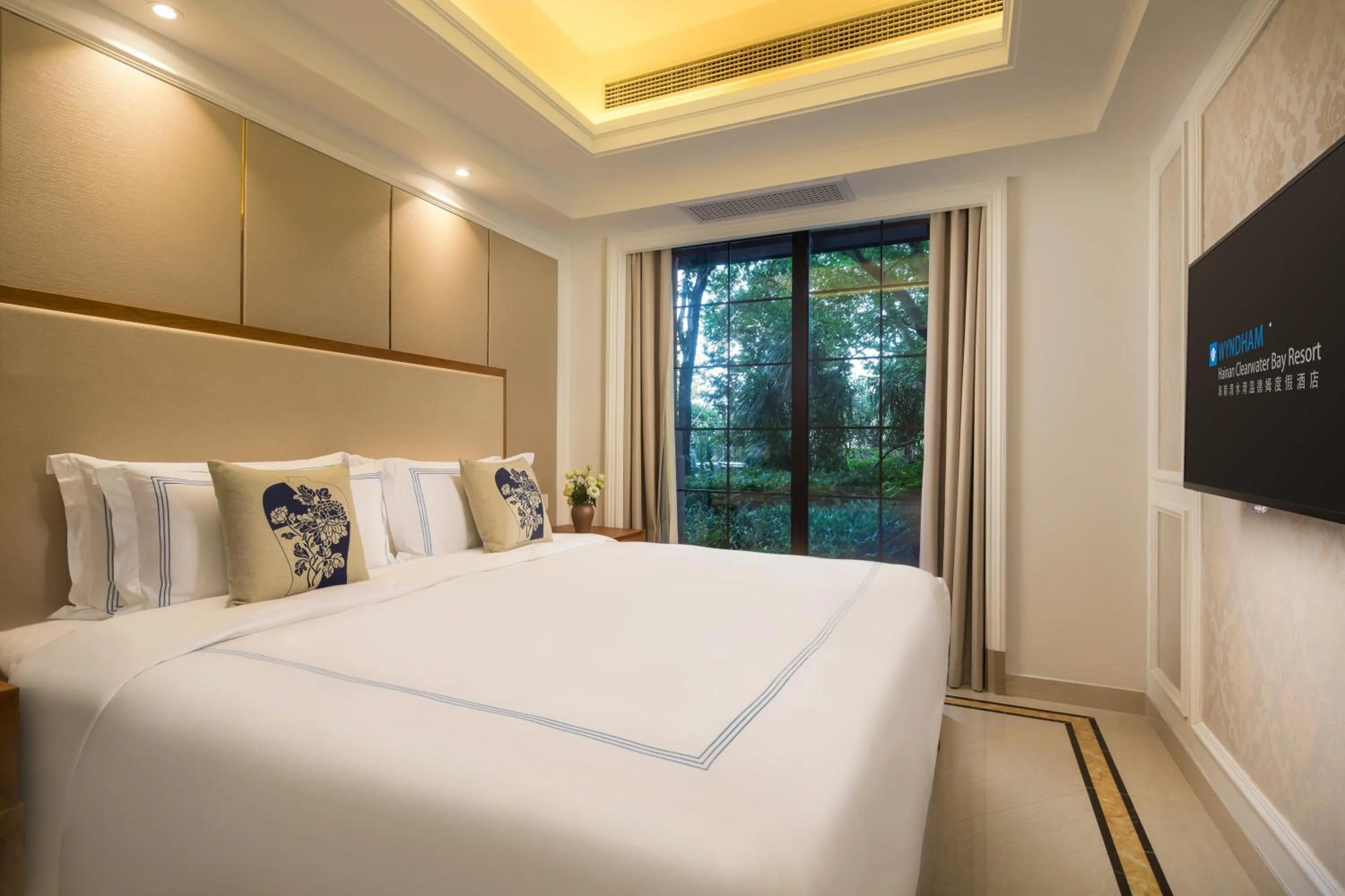 Bed in Wyndham Hainan Clearwater Bay Resort