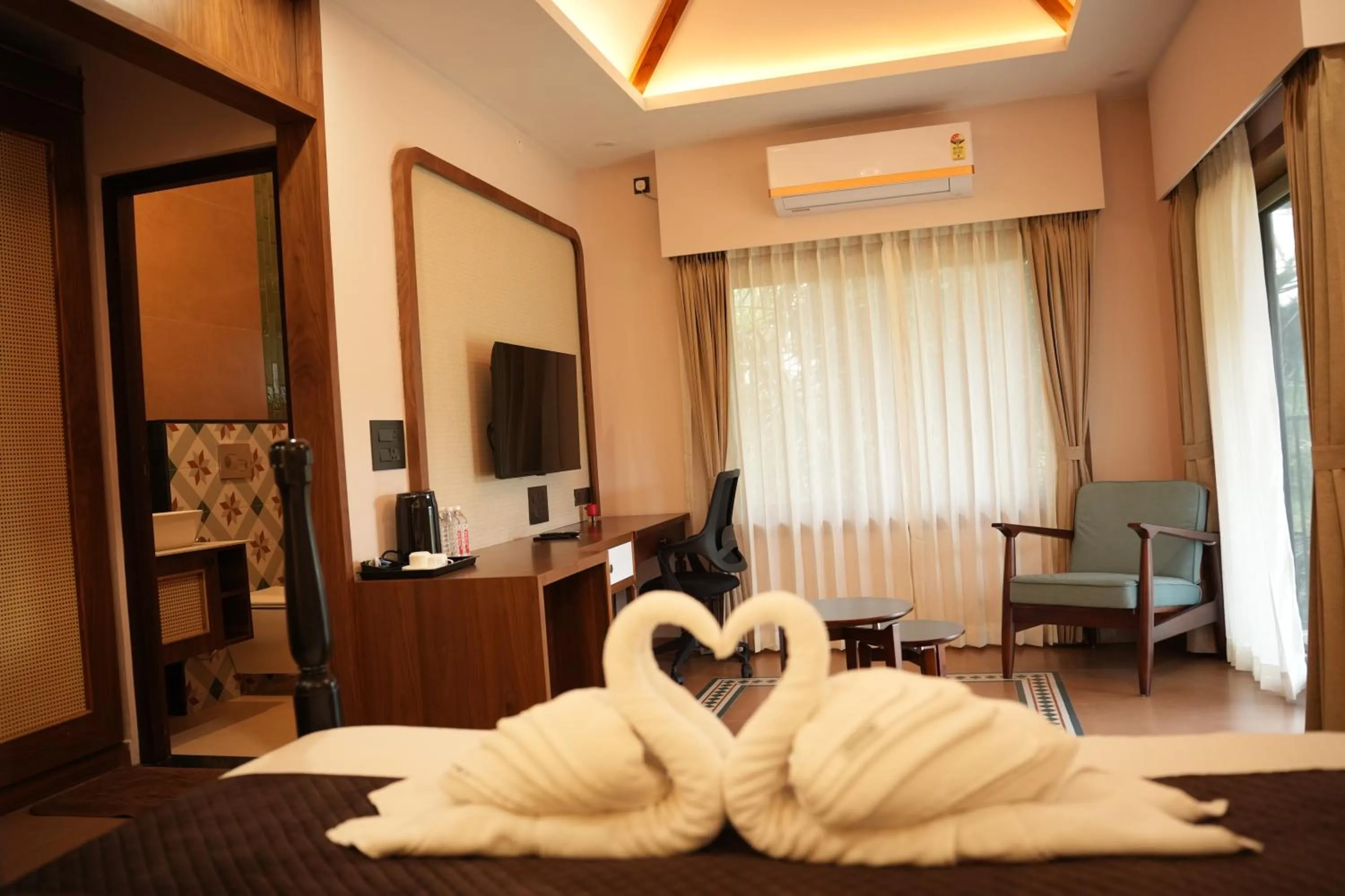 Photo of the whole room, Bed in Palm Era Resorts