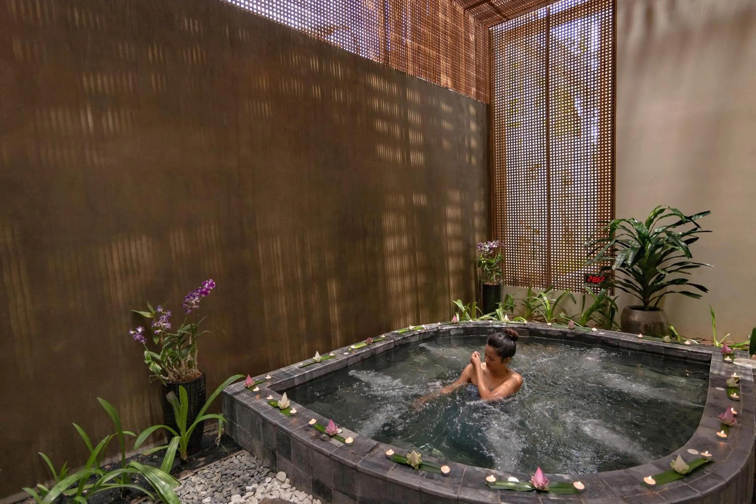 Hot Tub in Sakmut Boutique Hotel