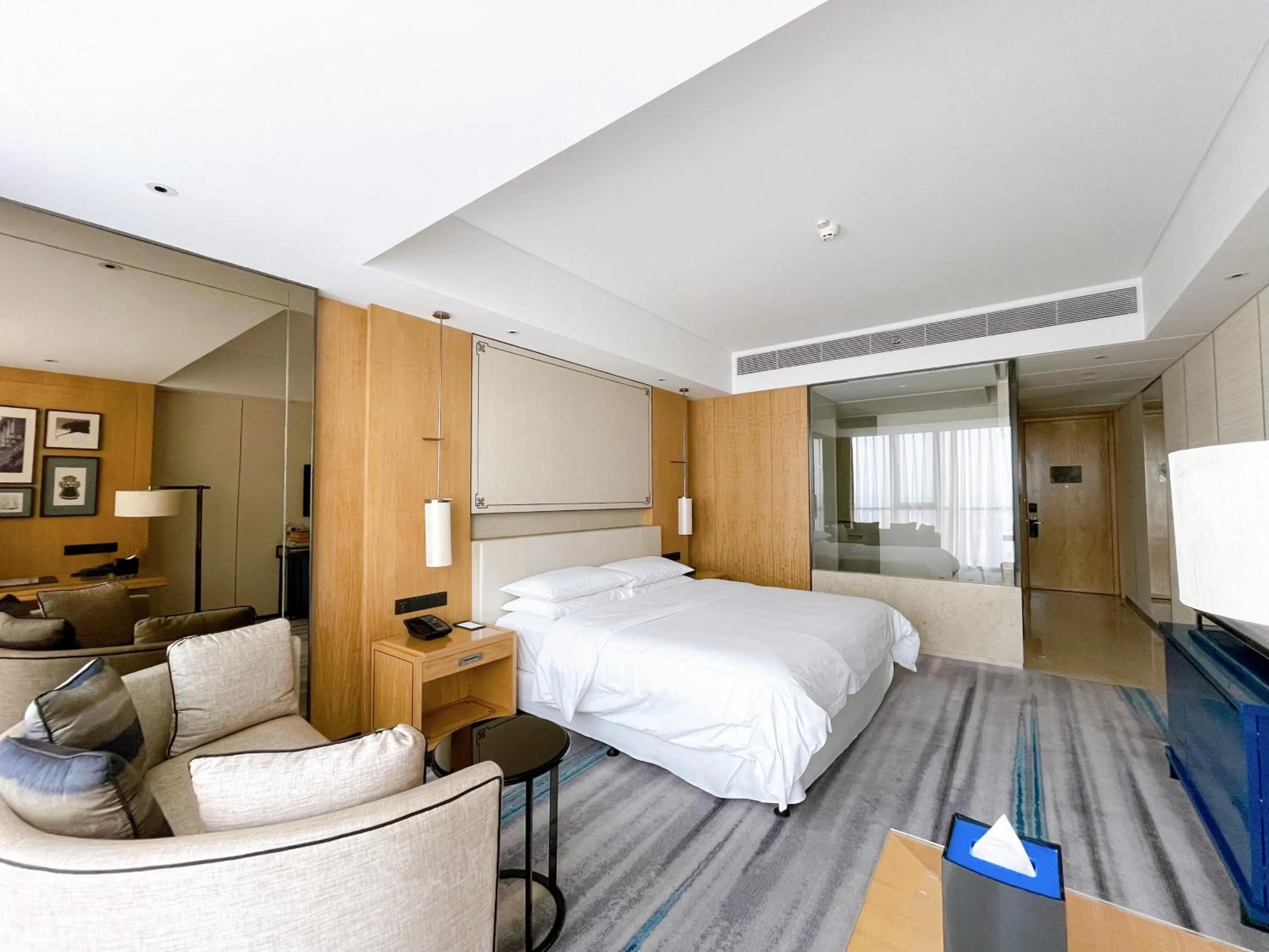 Bedroom, Bed in Sheraton Zibo Hotel