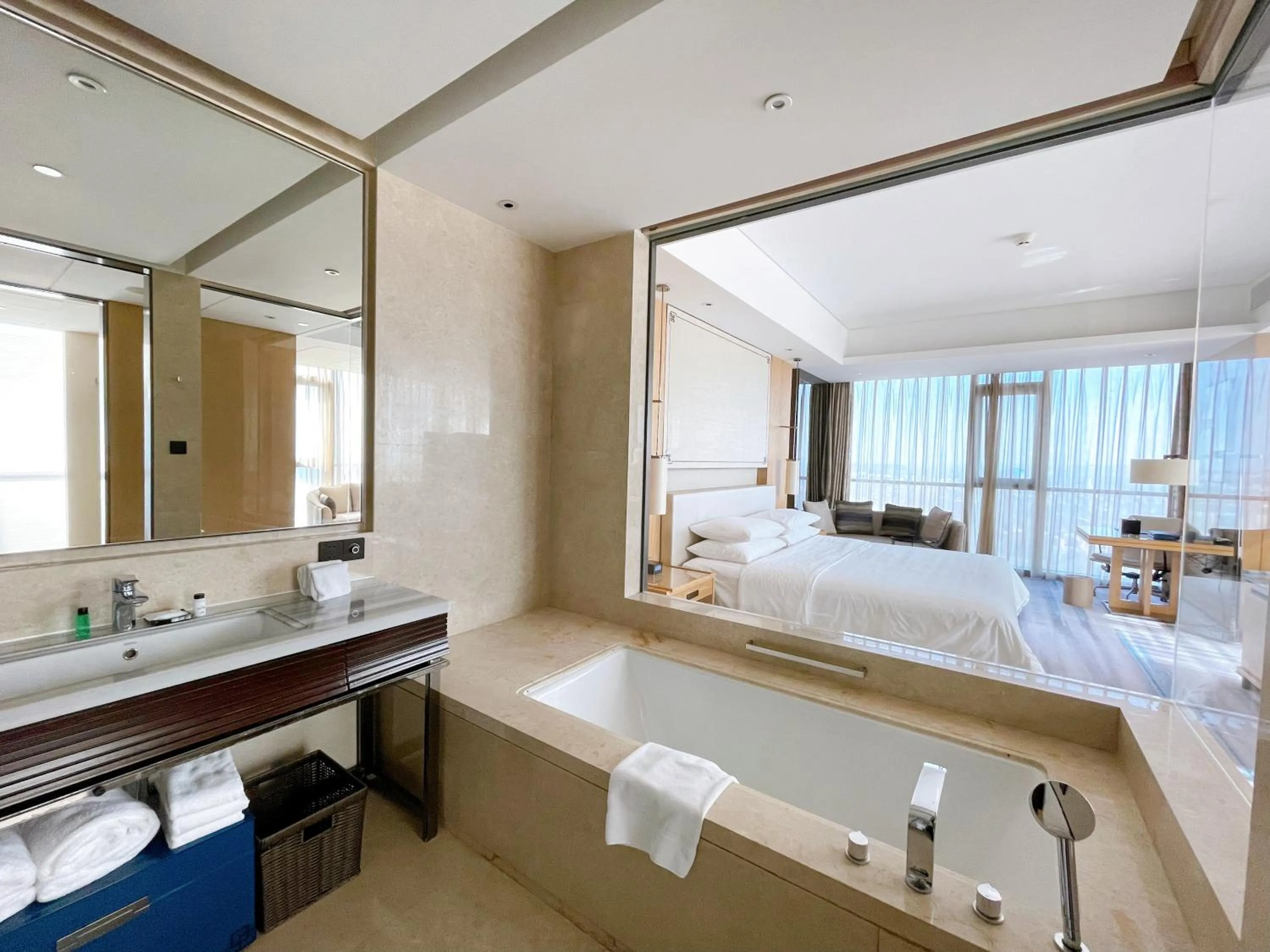 Bathroom, Bed in Sheraton Zibo Hotel