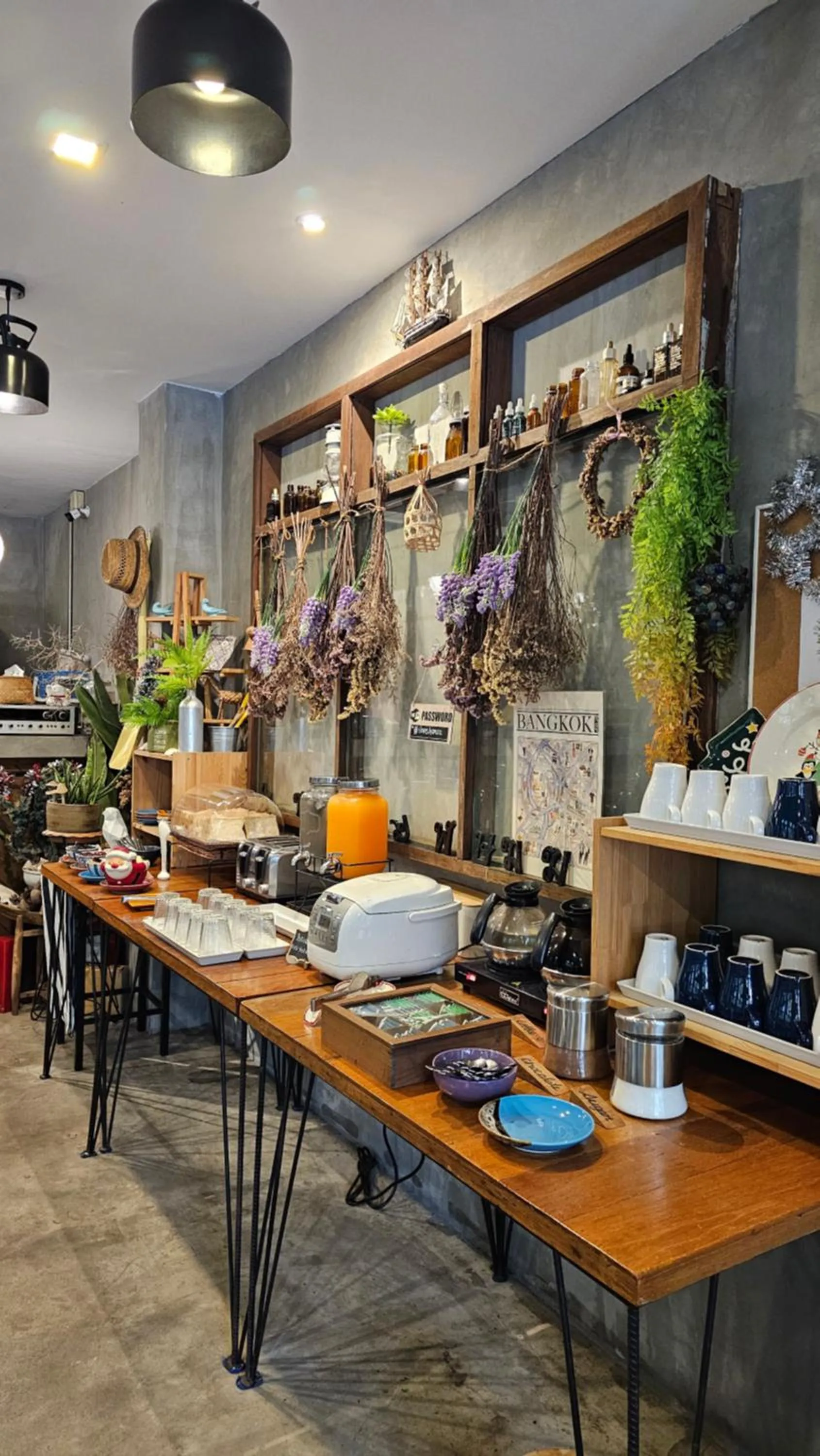 Restaurant/places to eat in Hansa Bangkok House