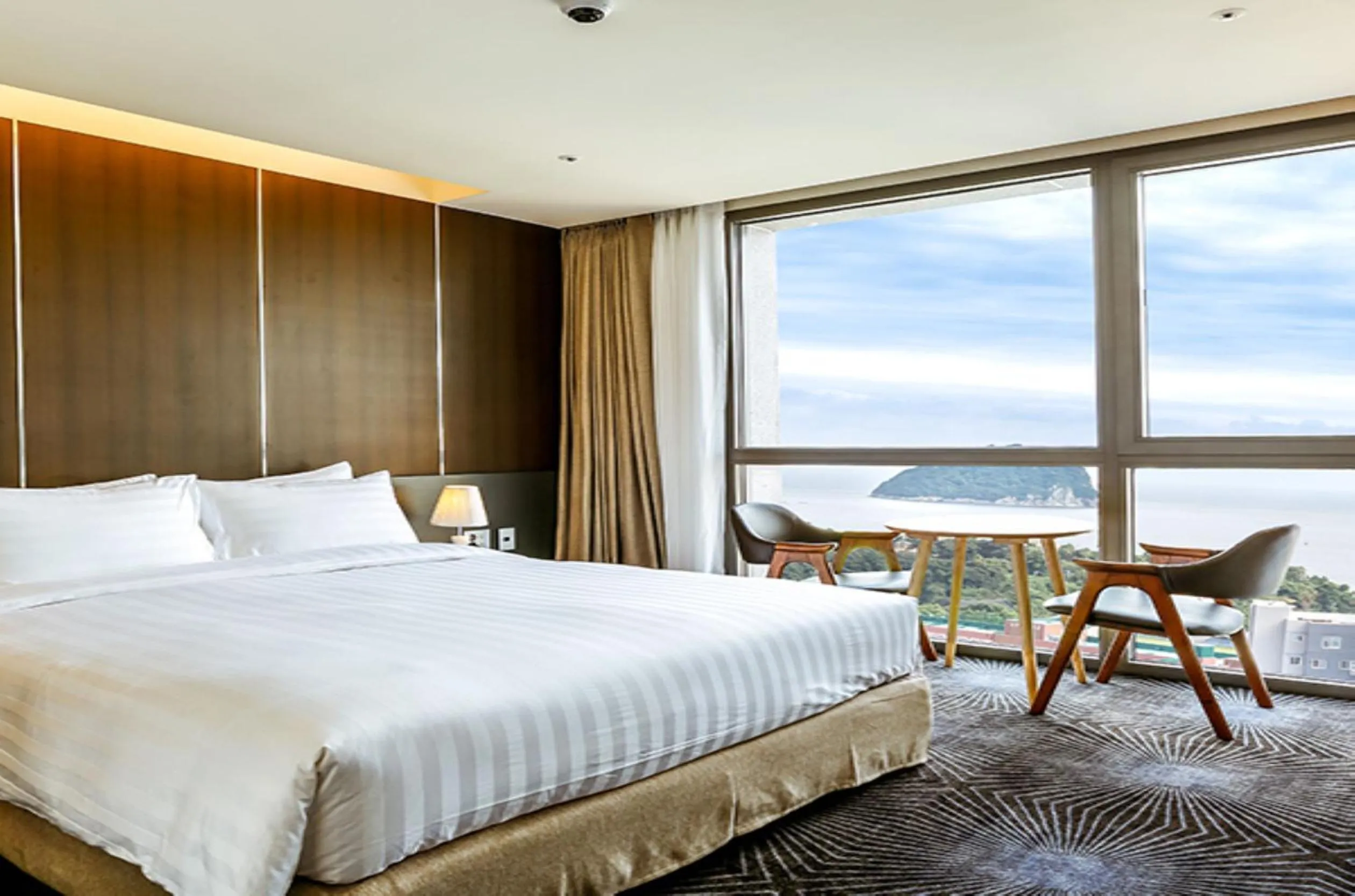 Bed in Golden Daisy Hotel