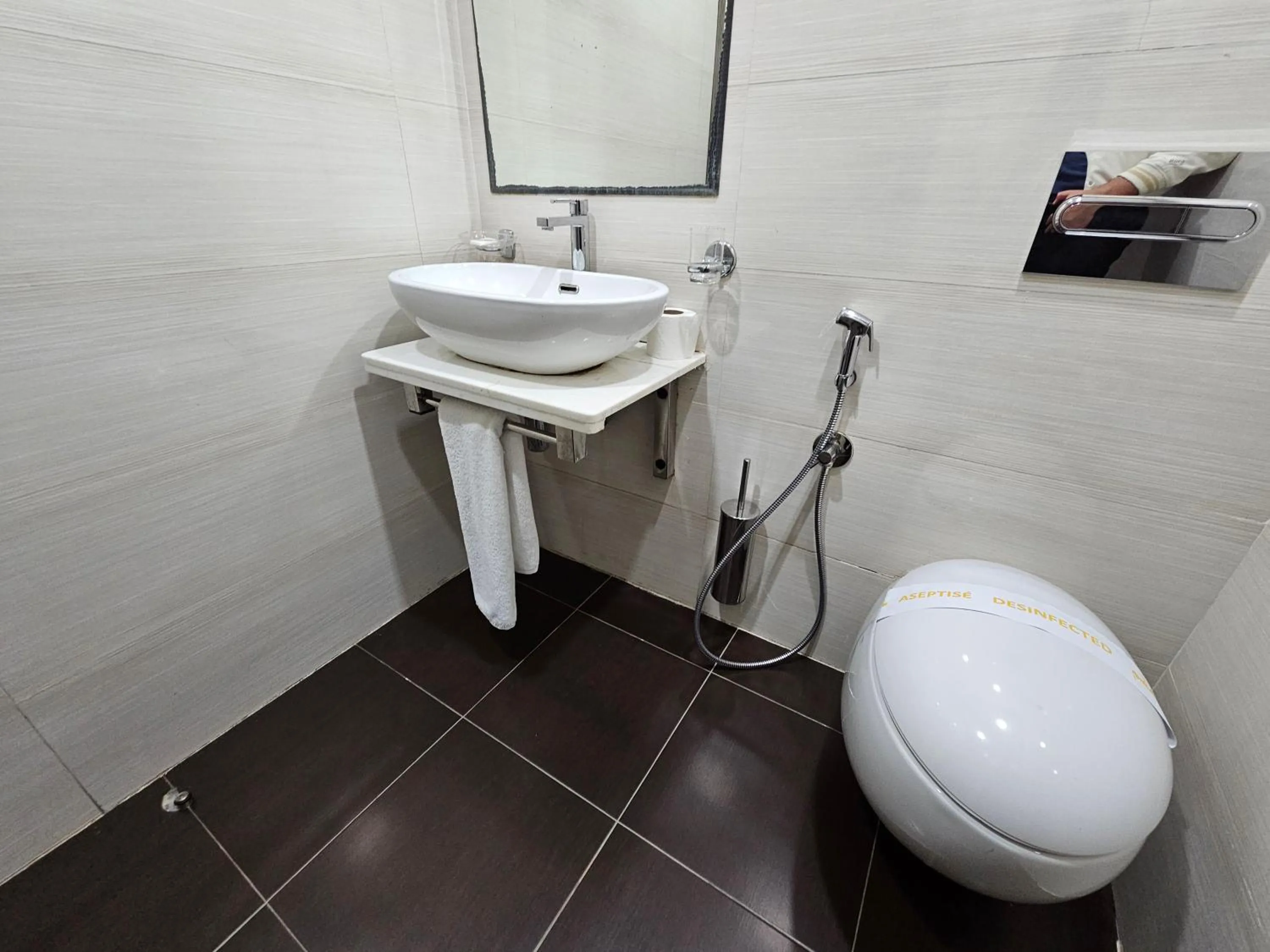 Toilet in DownTown Hotel Maârif Casablanca By TSA