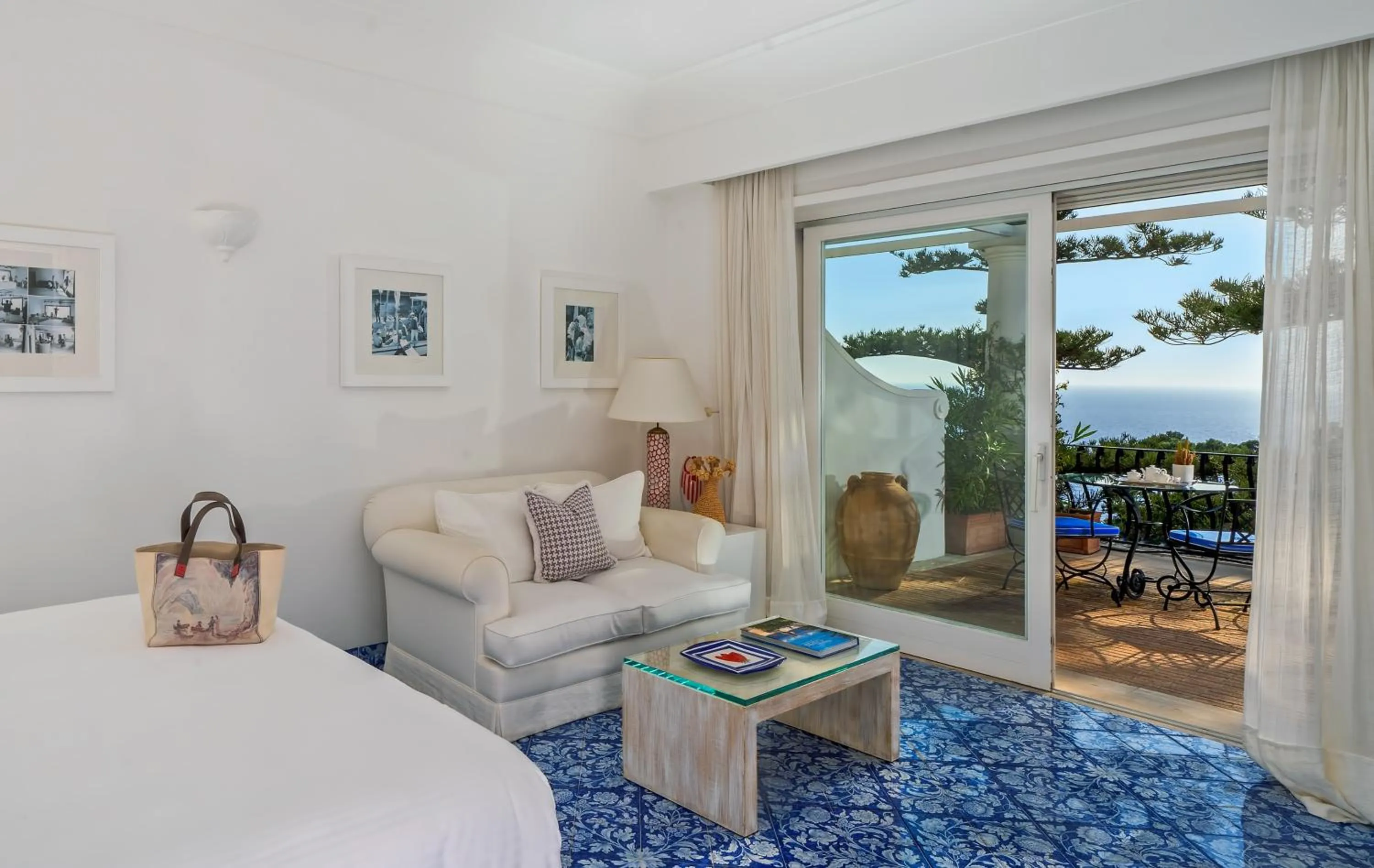 Property building, Bed in Hotel La Minerva