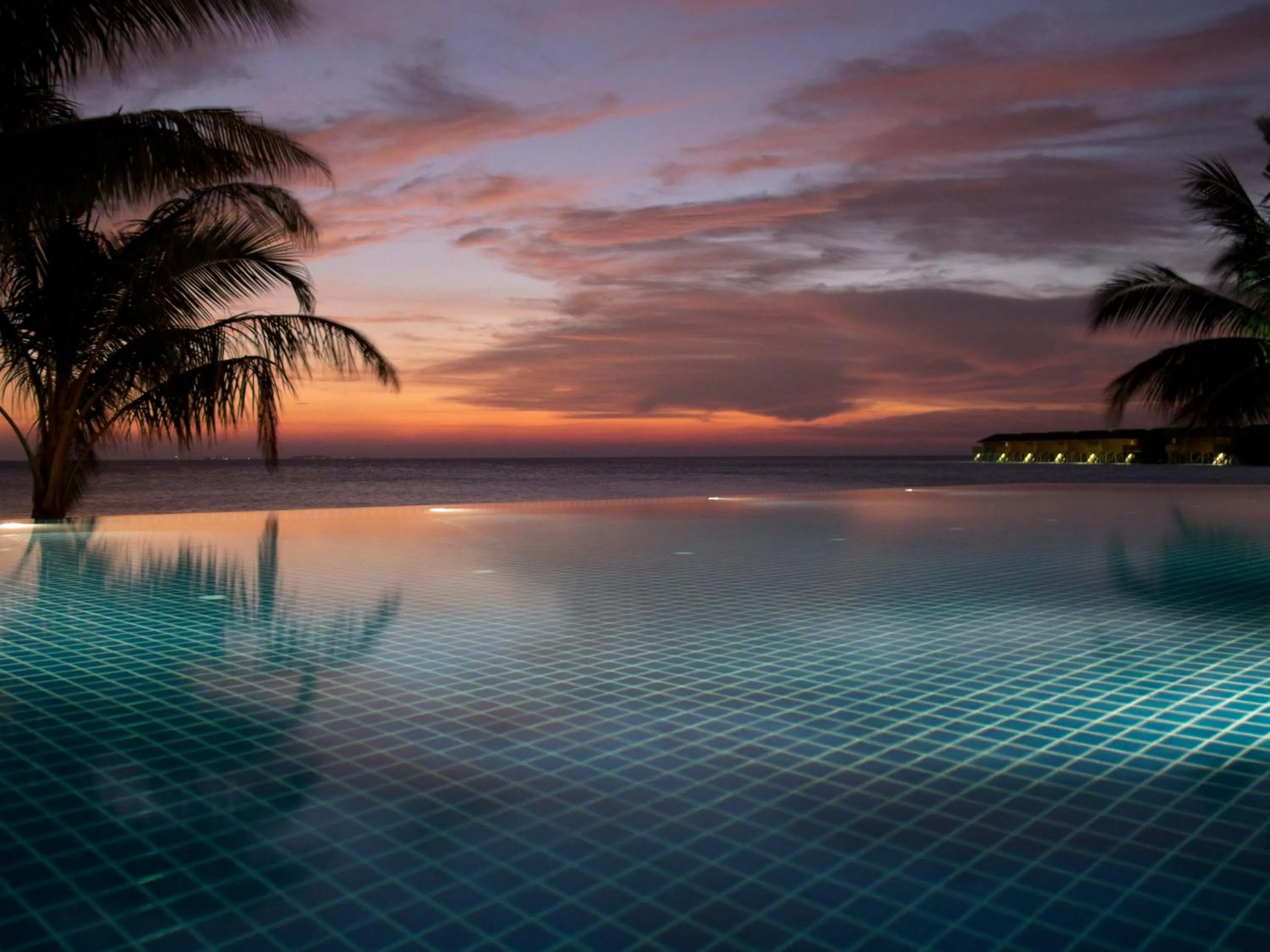 Swimming pool in Vilamendhoo Island Resort & Spa