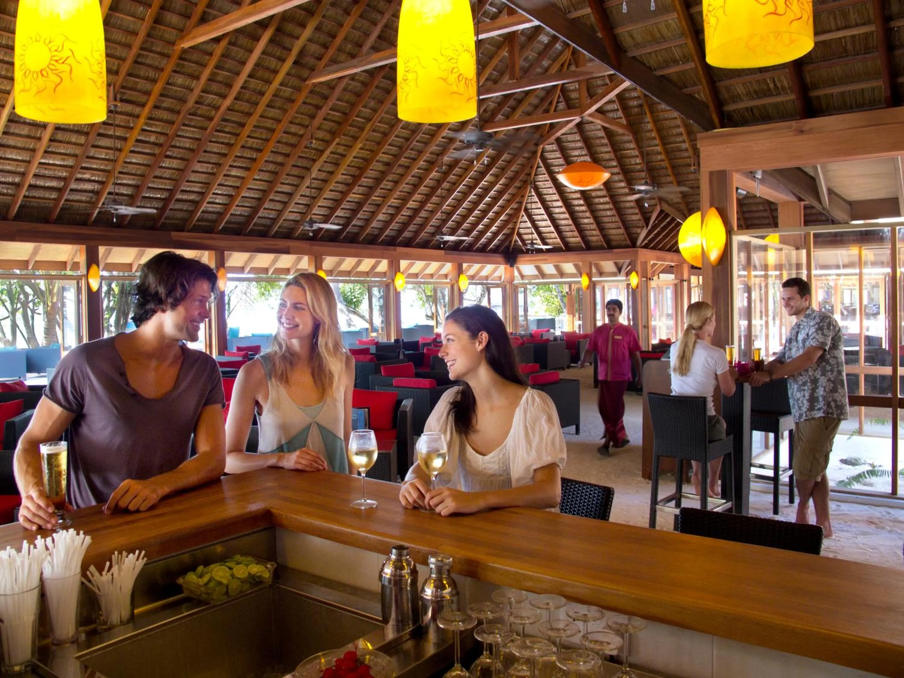 Lounge or bar in Vilamendhoo Island Resort & Spa