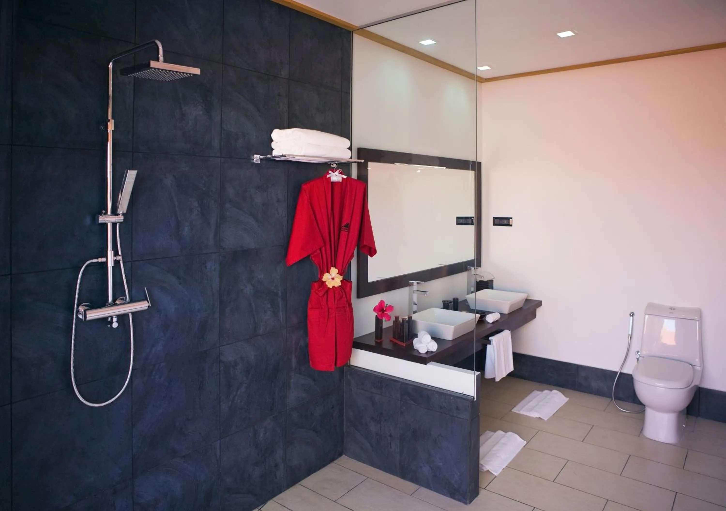 Shower in Vilamendhoo Island Resort & Spa