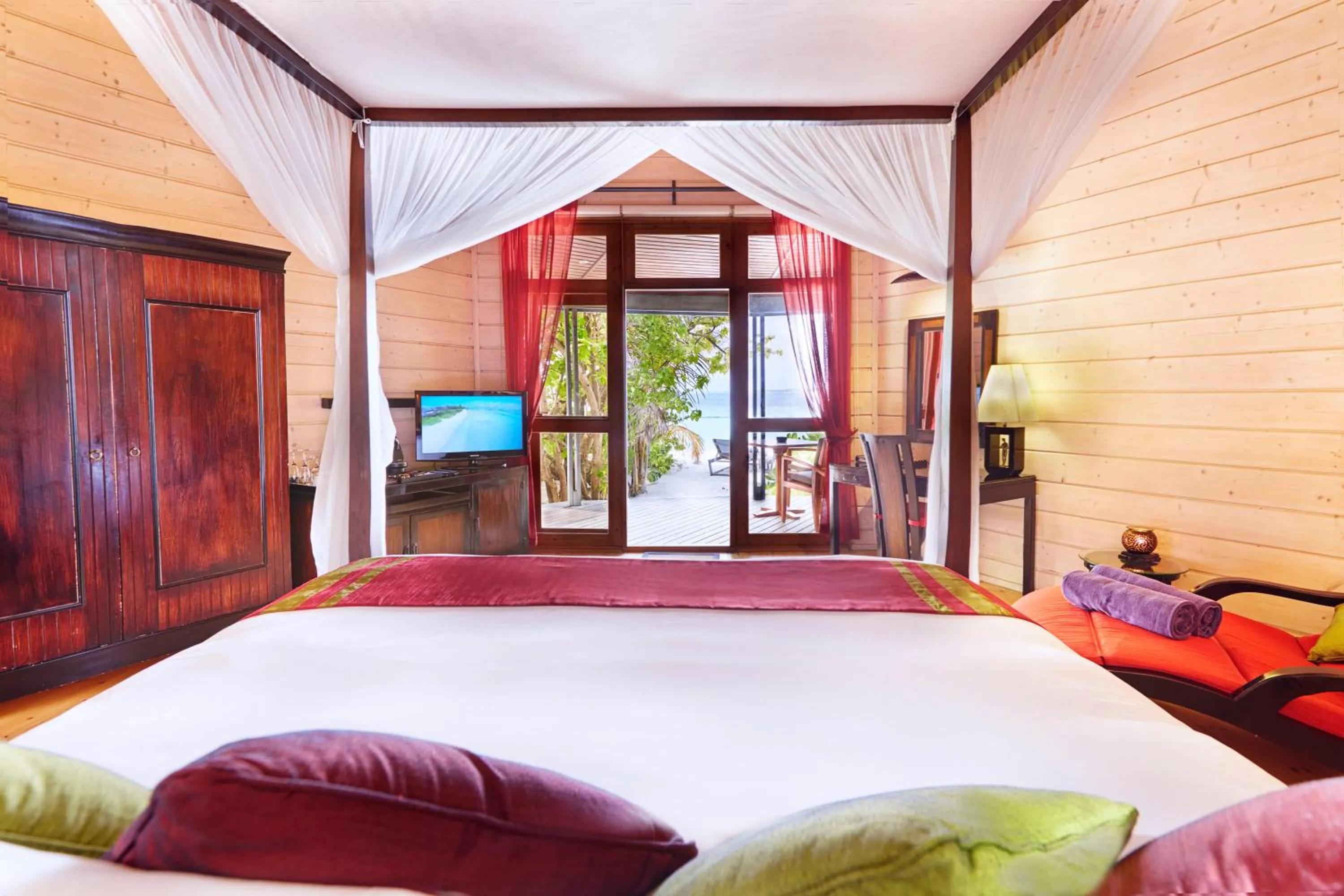 TV and multimedia, Bed in Komandoo Island Resort & Spa