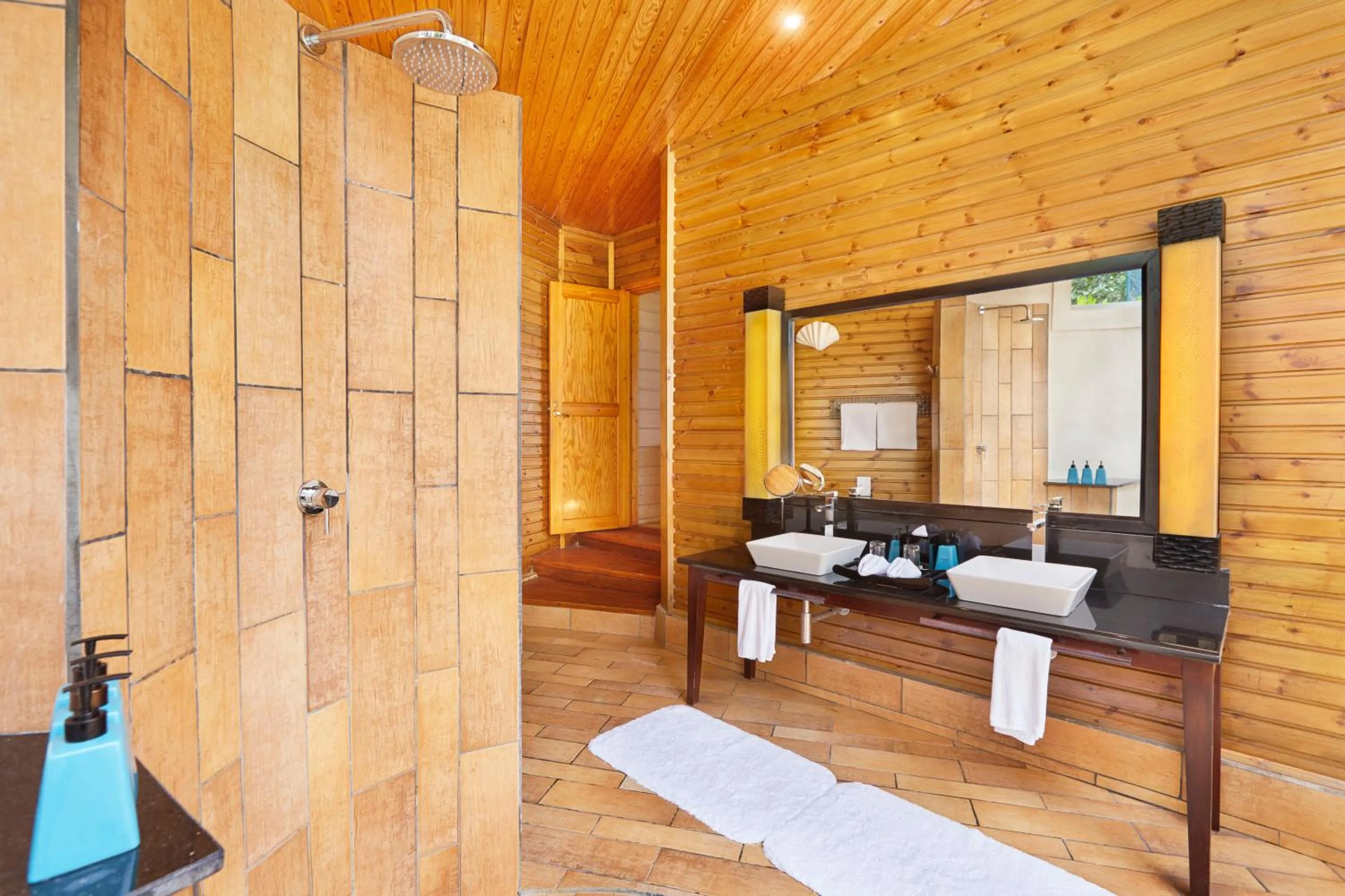 Shower in Komandoo Island Resort & Spa