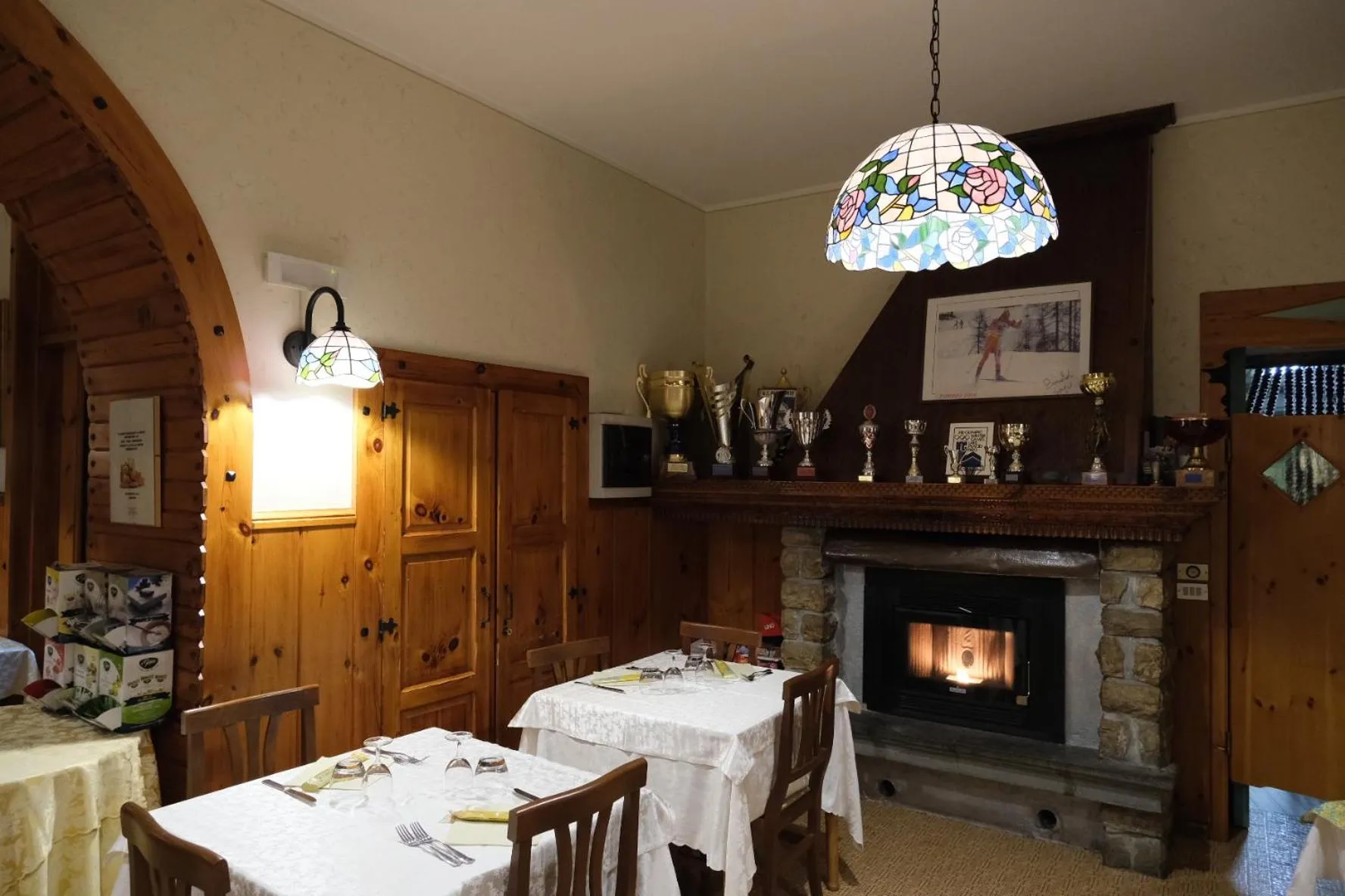 Restaurant/places to eat in Hotel Americana