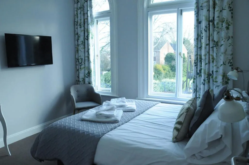 Photo of the whole room, Bed in The Milford Arms