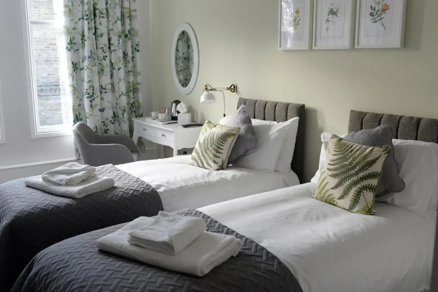 Standard Twin Room in The Milford Arms Standard Twin Room in The Milford Arms