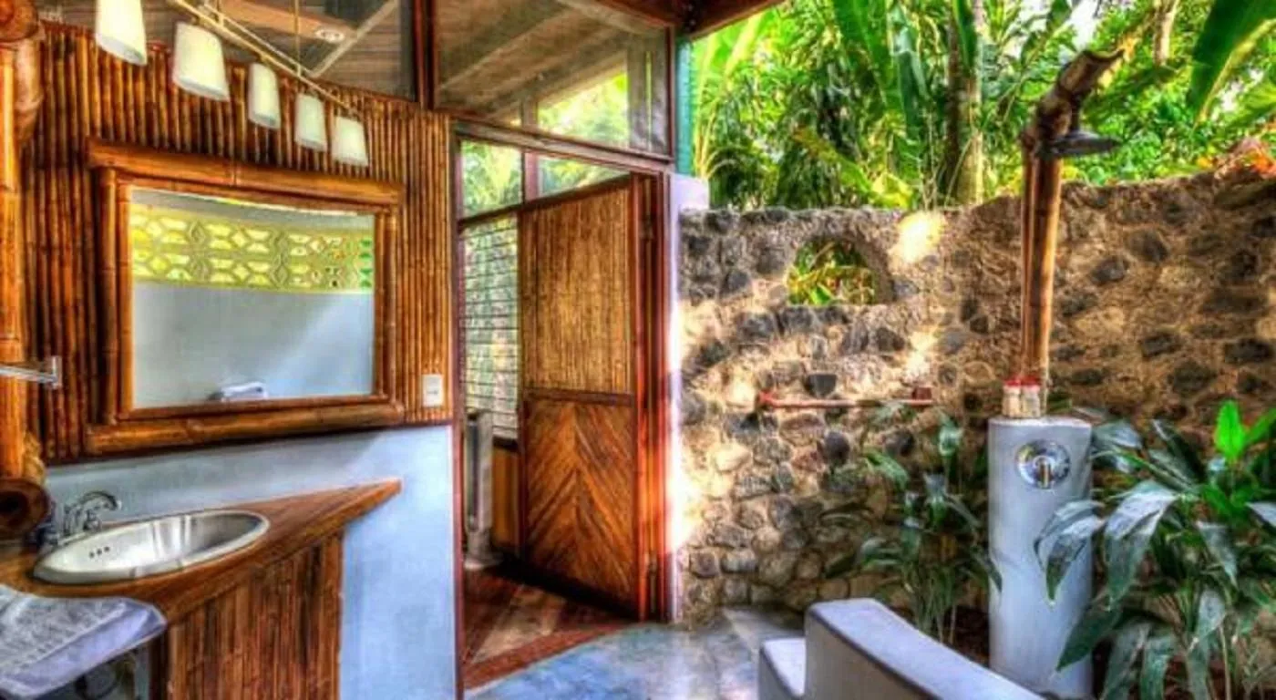 Shower in Iguana Lodge Beach Resort