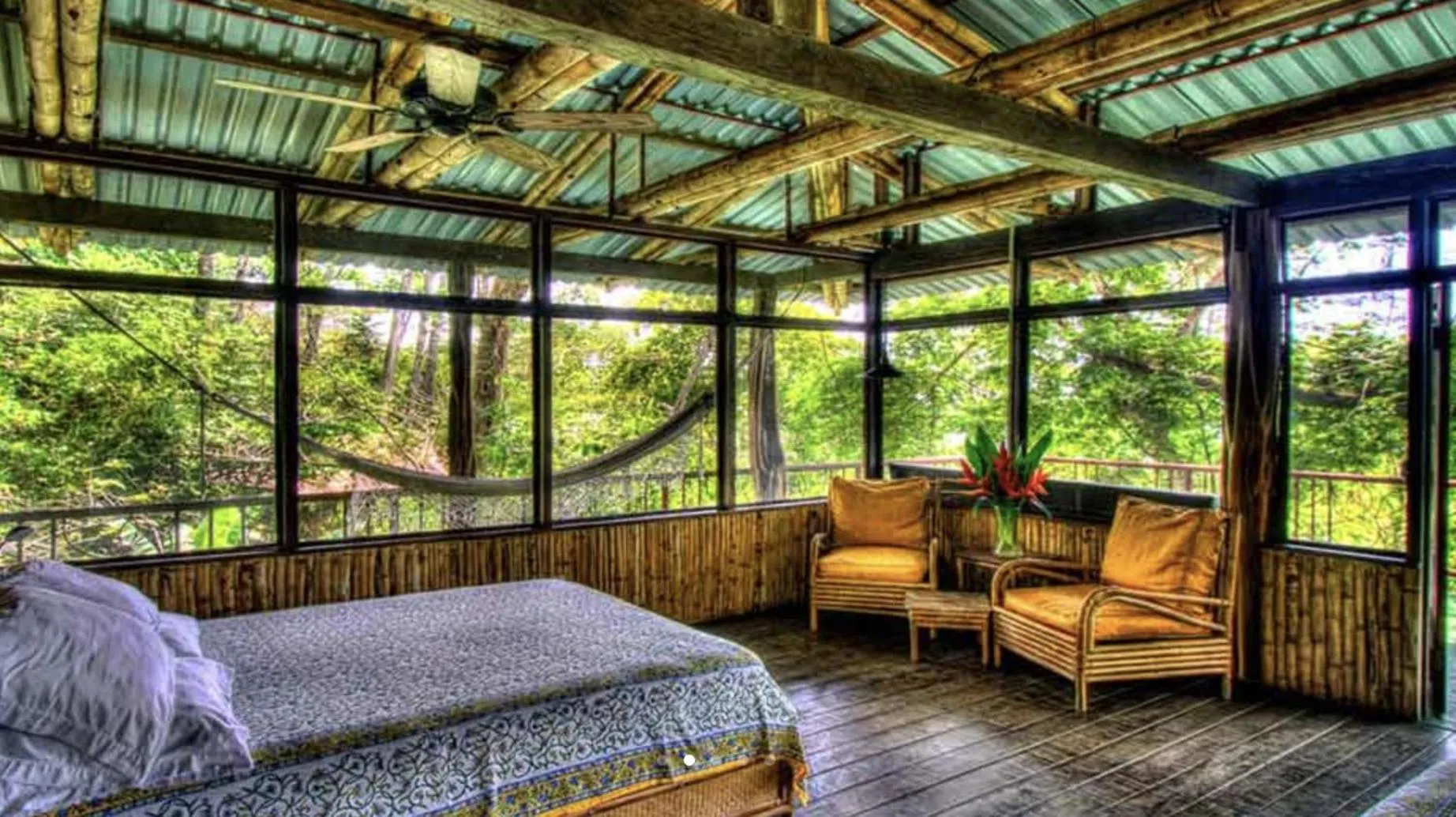 Bed in Iguana Lodge Beach Resort