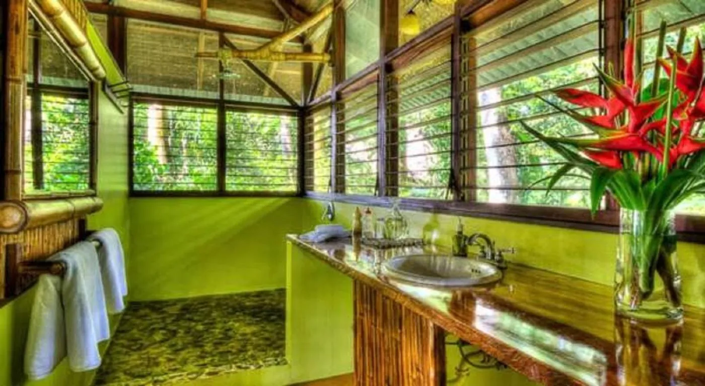 Iguana Lodge Beach Resort