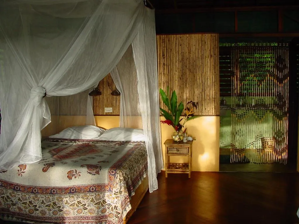 Bed in Iguana Lodge Beach Resort