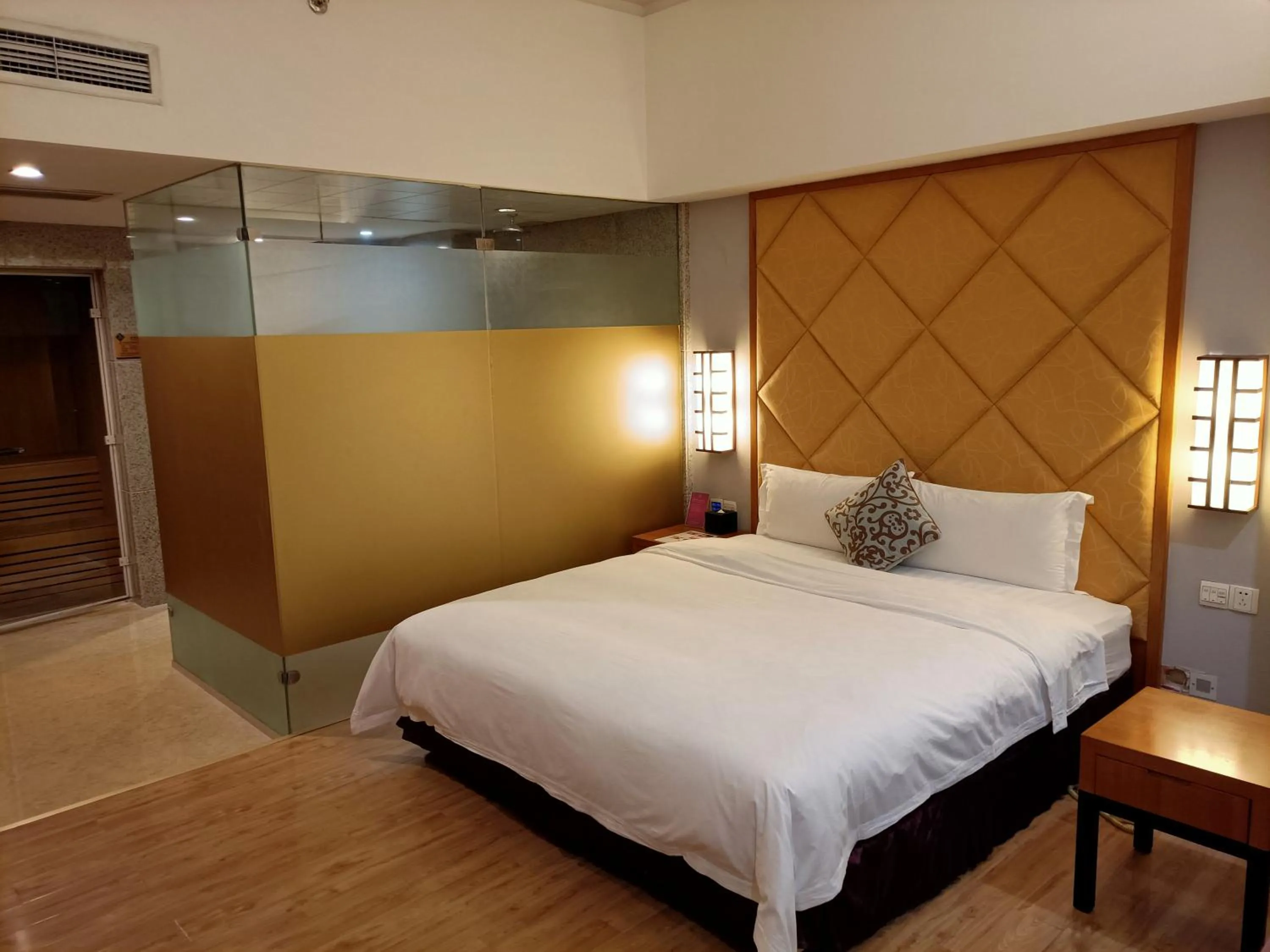 Photo of the whole room, Bed in Dongguan Well Garden Hotel