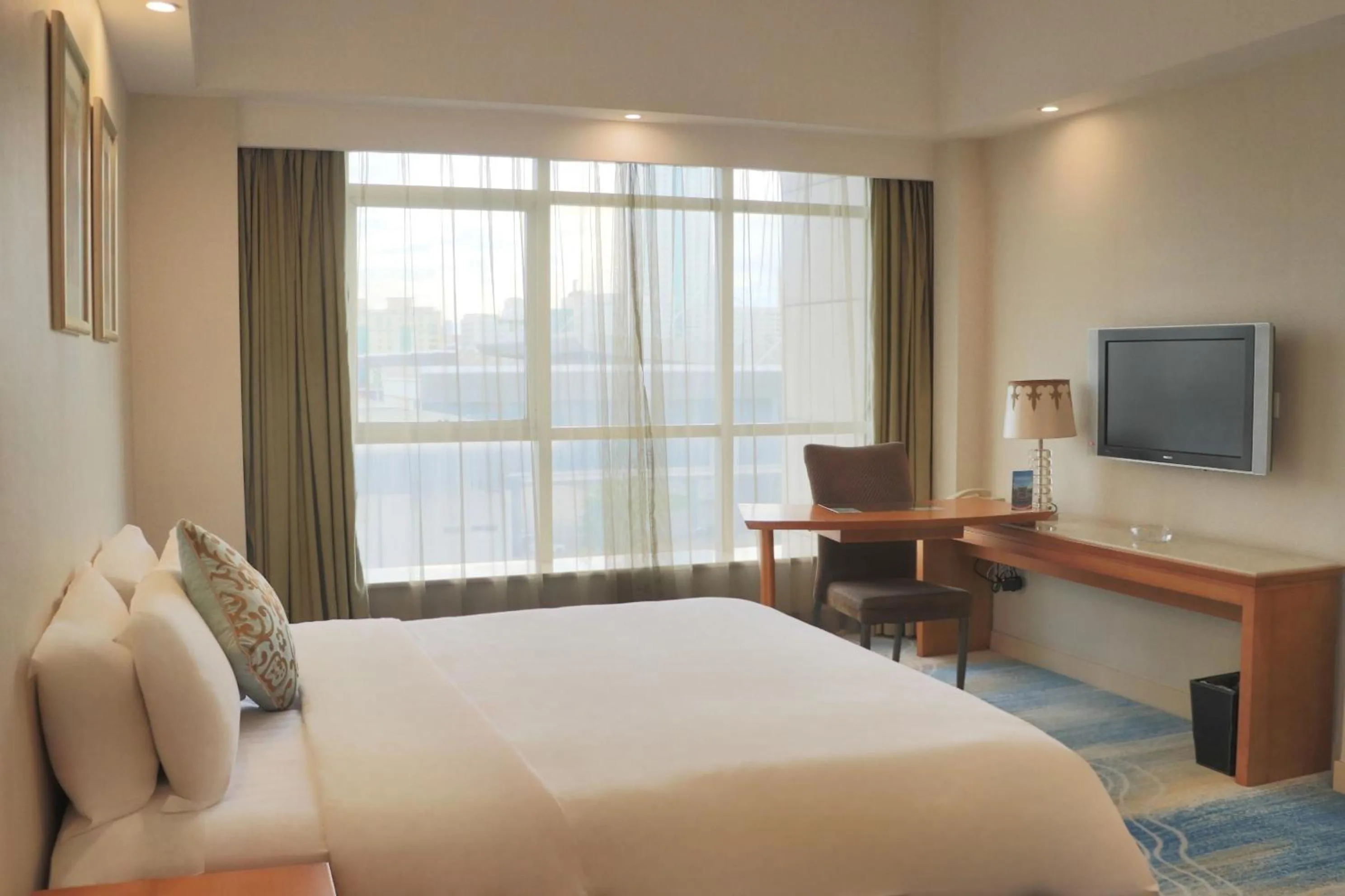 Photo of the whole room, Bed in Dongguan Well Garden Hotel