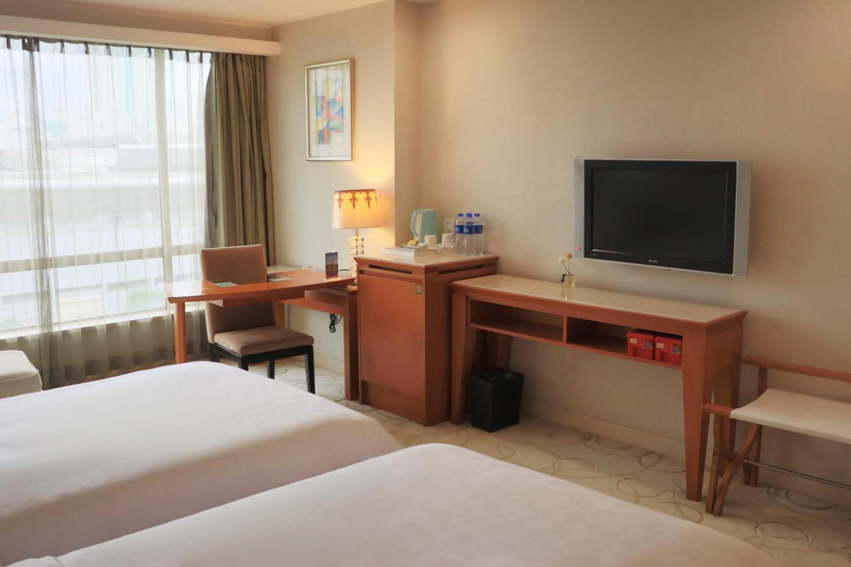 Photo of the whole room, Bed in Dongguan Well Garden Hotel