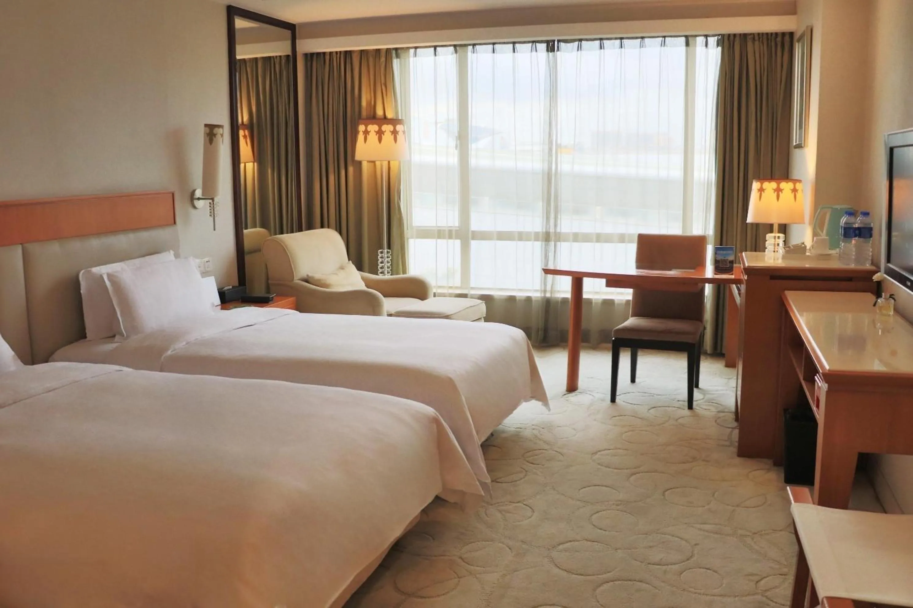 Photo of the whole room, Bed in Dongguan Well Garden Hotel