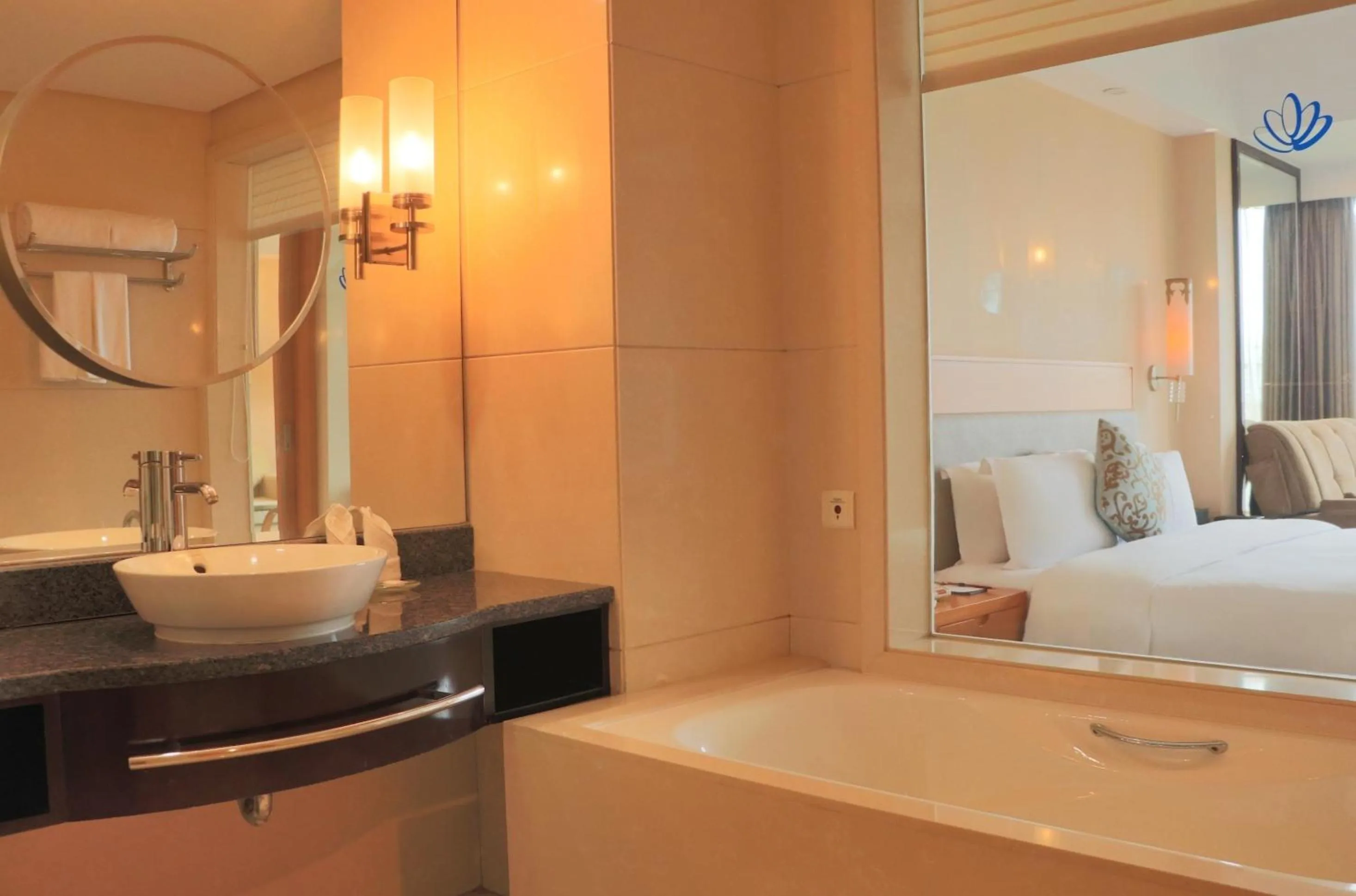Bath, Bed in Dongguan Well Garden Hotel