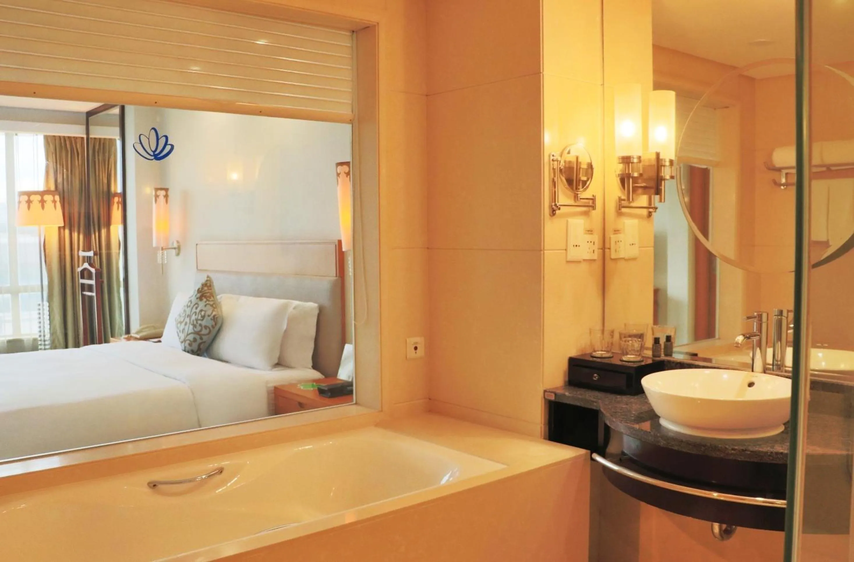 Bathroom, Bed in Dongguan Well Garden Hotel