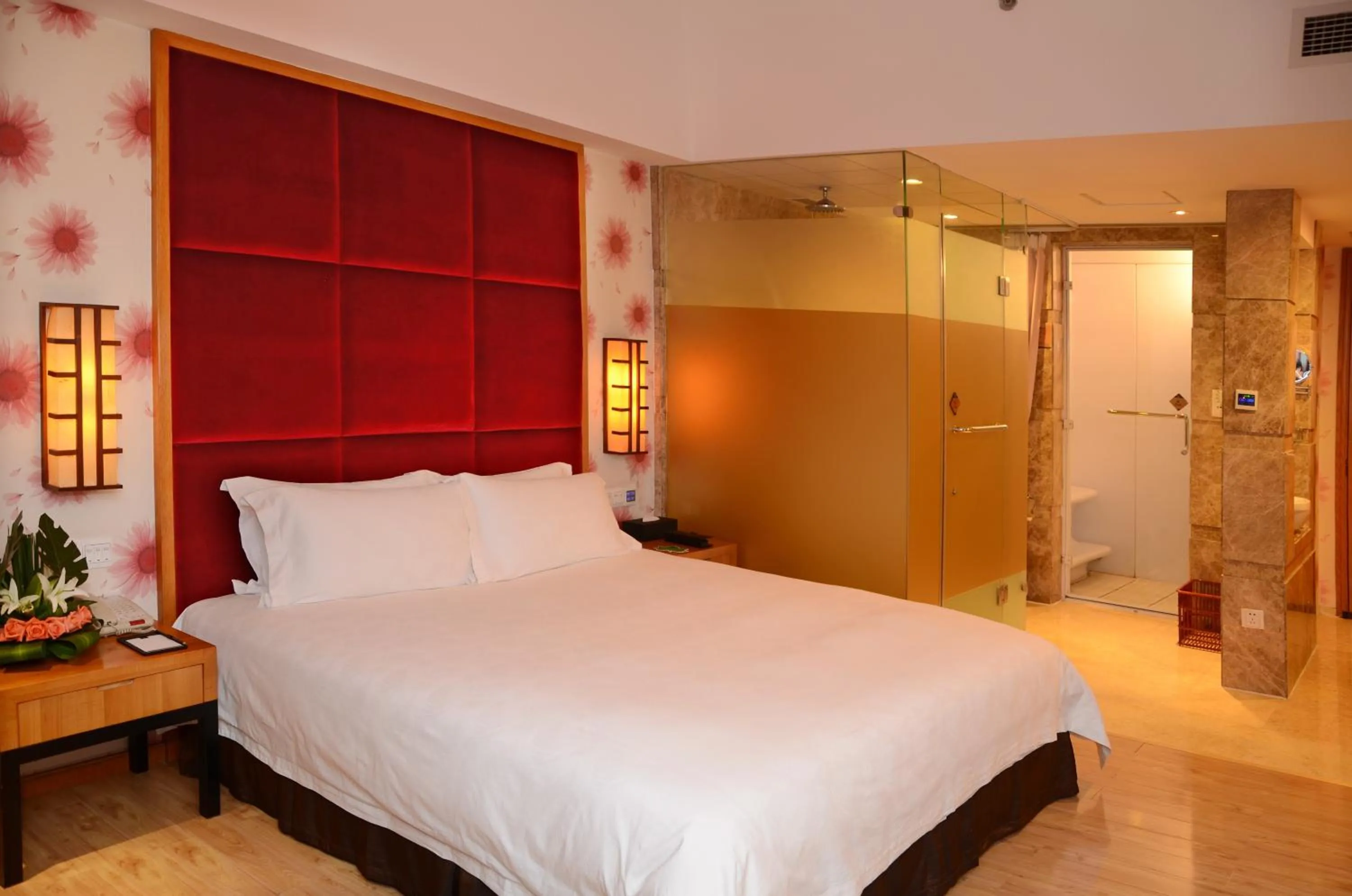 Shower, Bed in Dongguan Well Garden Hotel
