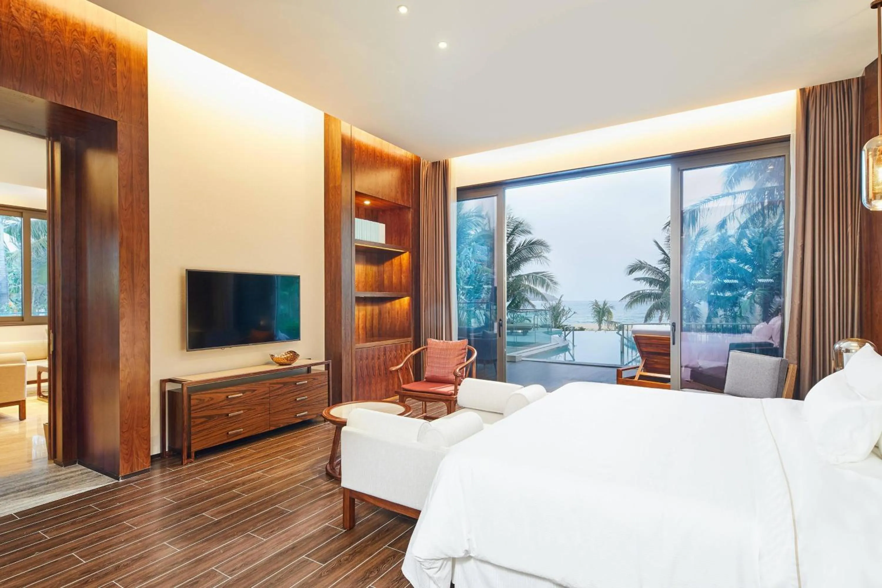 Swimming pool, Bed in The Westin Shimei Bay Resort