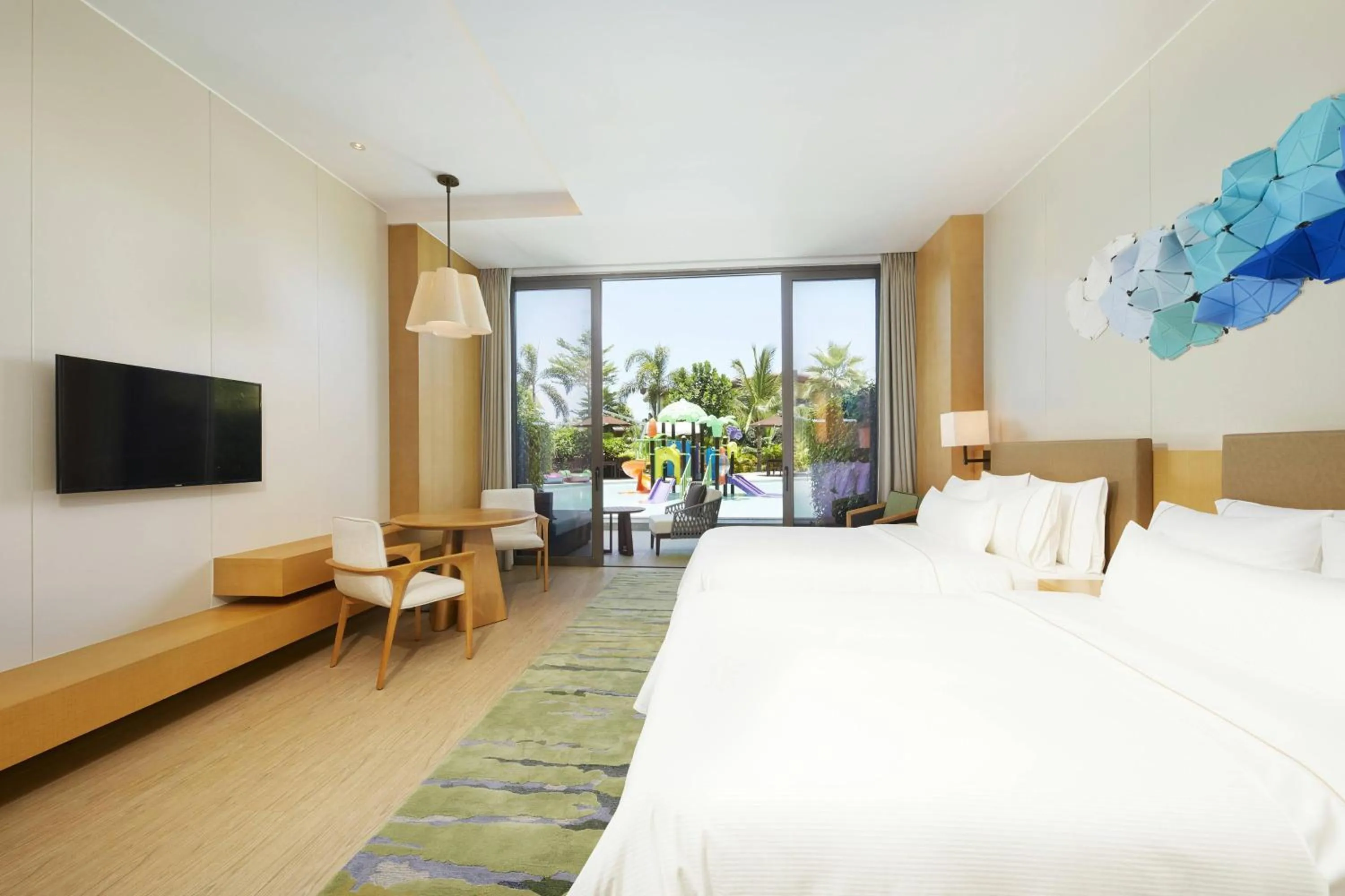 Swimming pool, Bed in The Westin Shimei Bay Resort