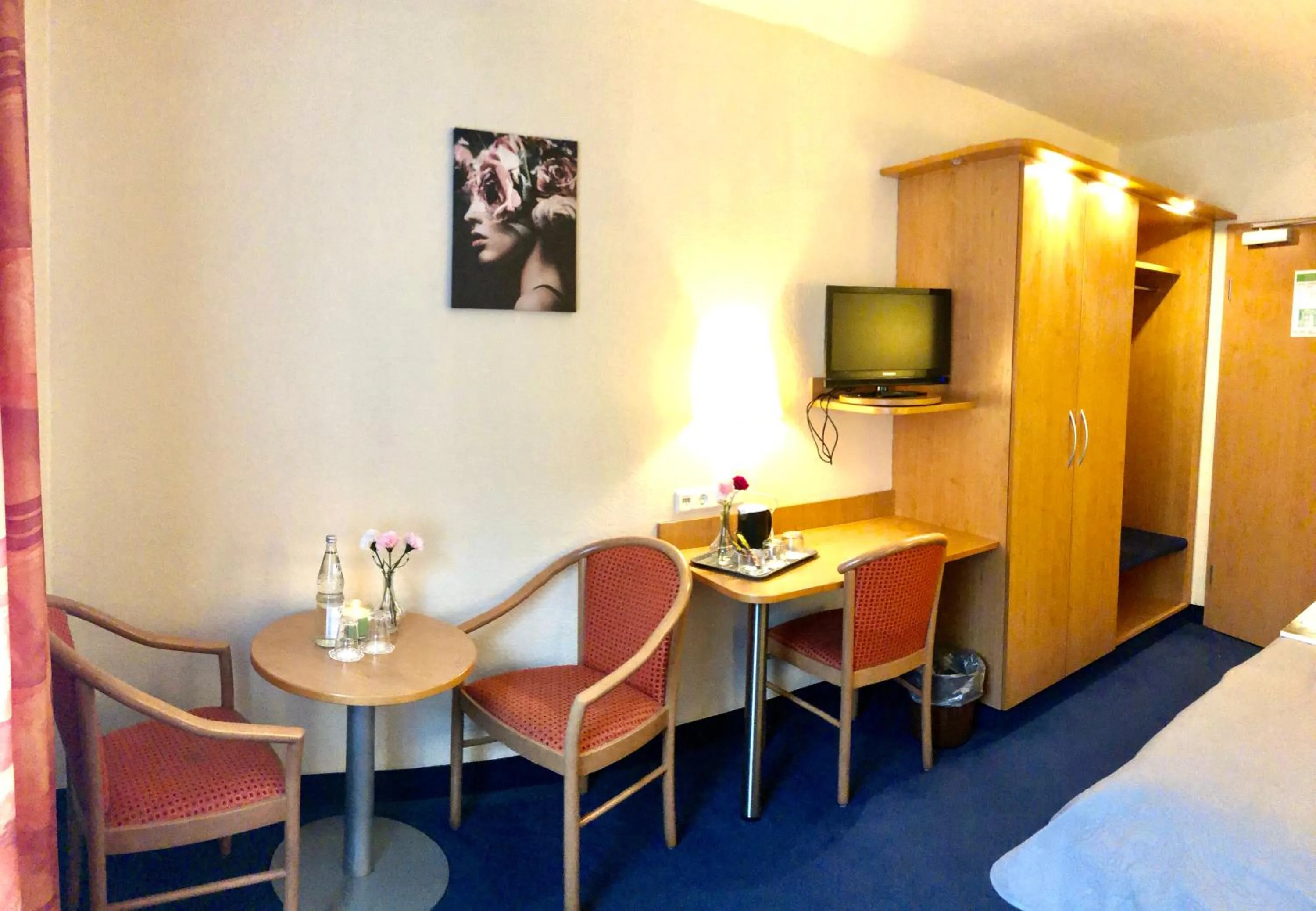 Seating area, Bed in Hotel Austria Stuttgart-City